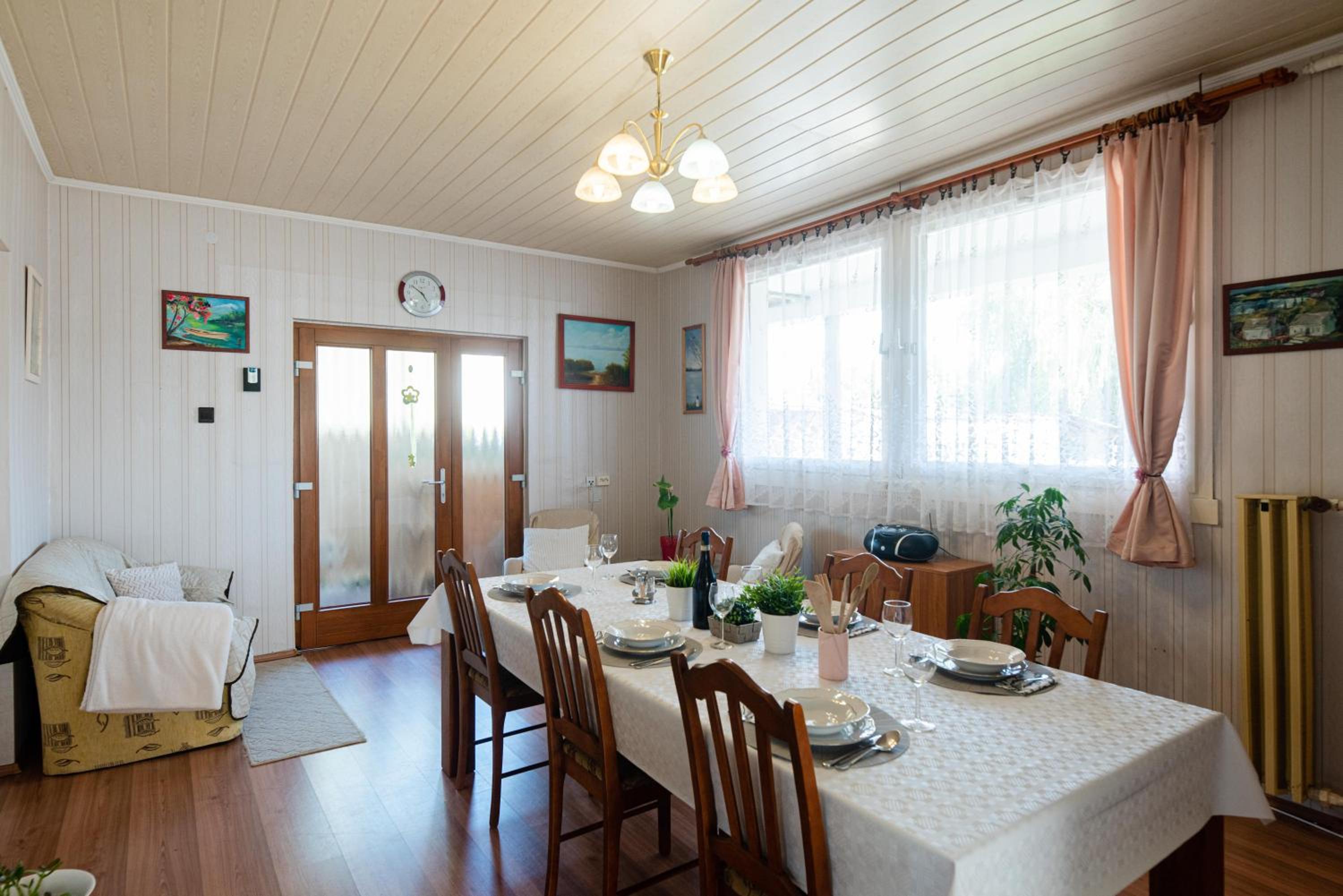 Vadkacsa apartmanház medencével