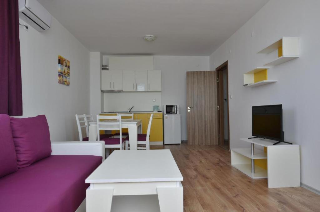 King Apartments in Chateau Aheloy view 4