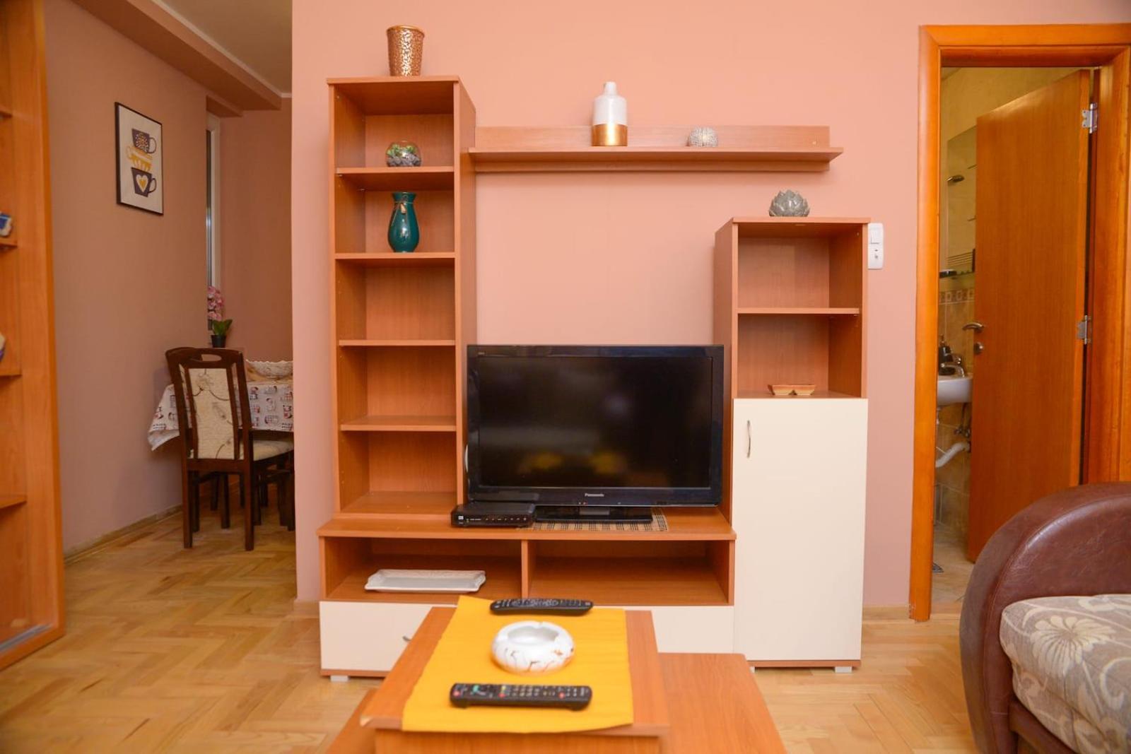 Lens Apartment