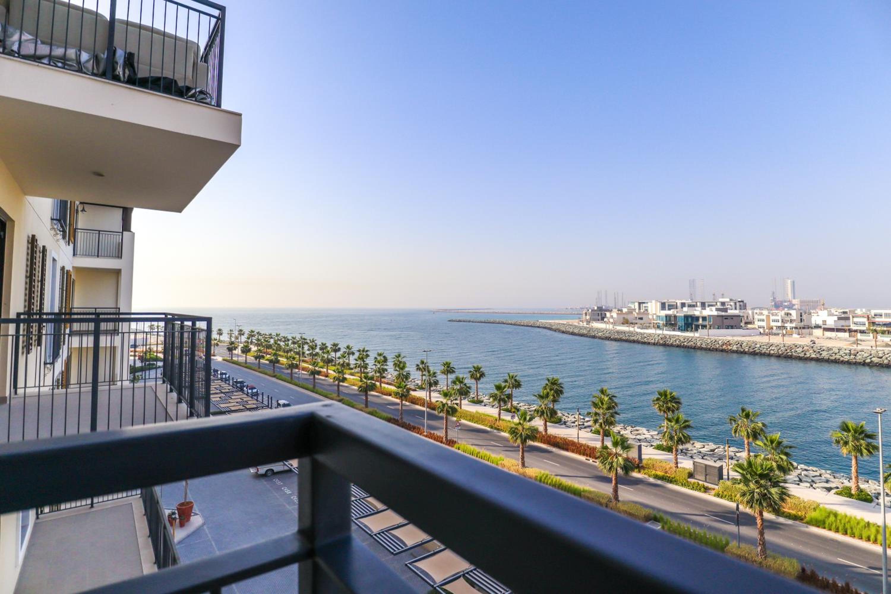 HiGuests - Spectacular Waterfront Apartment in La Mer