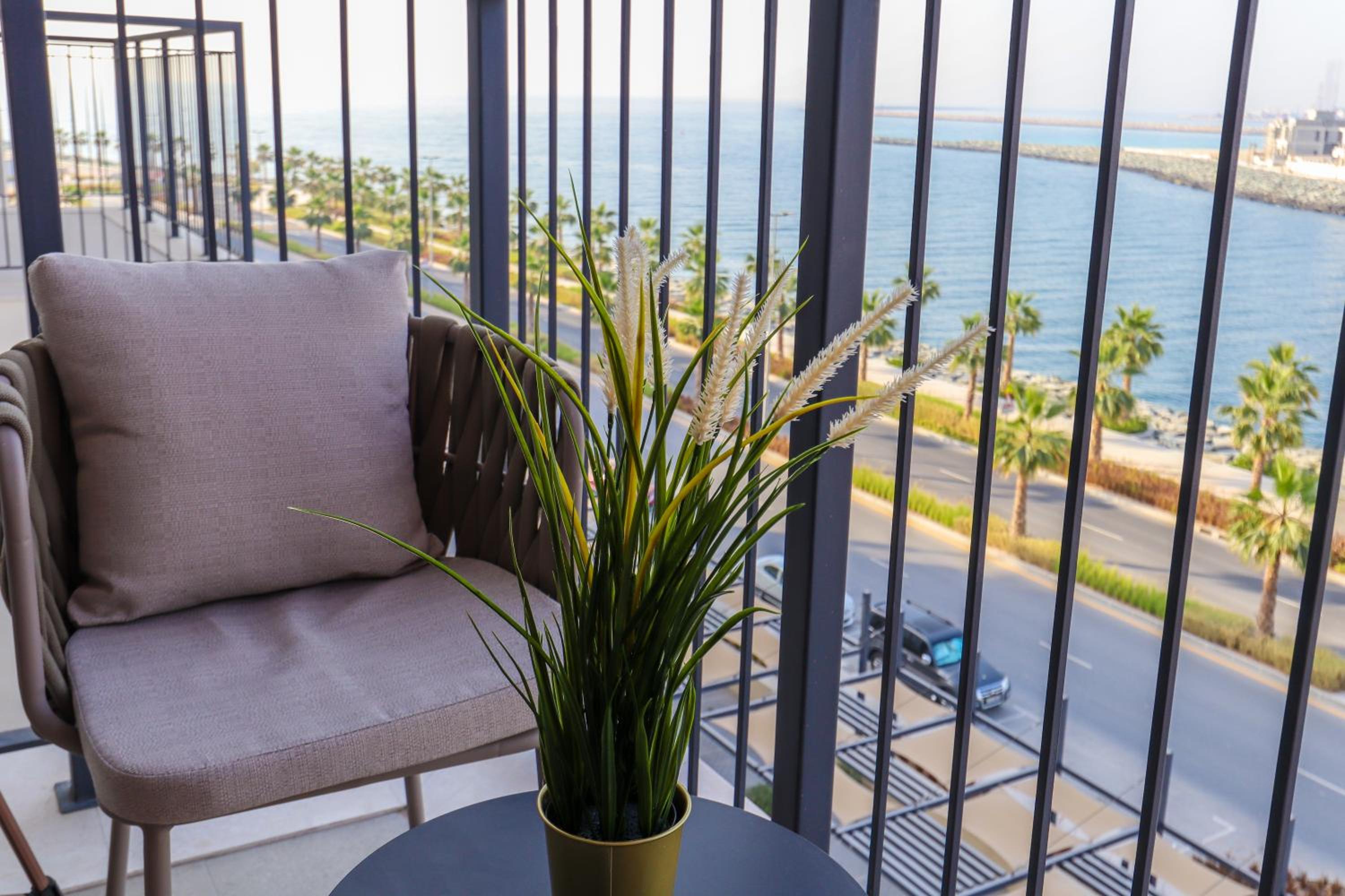 HiGuests - Spectacular Waterfront Apartment in La Mer