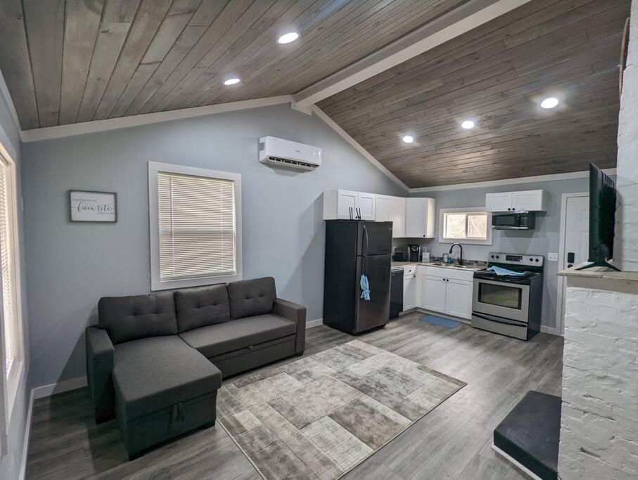 Summerlee Suite - Beautiful Remodeled Farmhouse view 3
