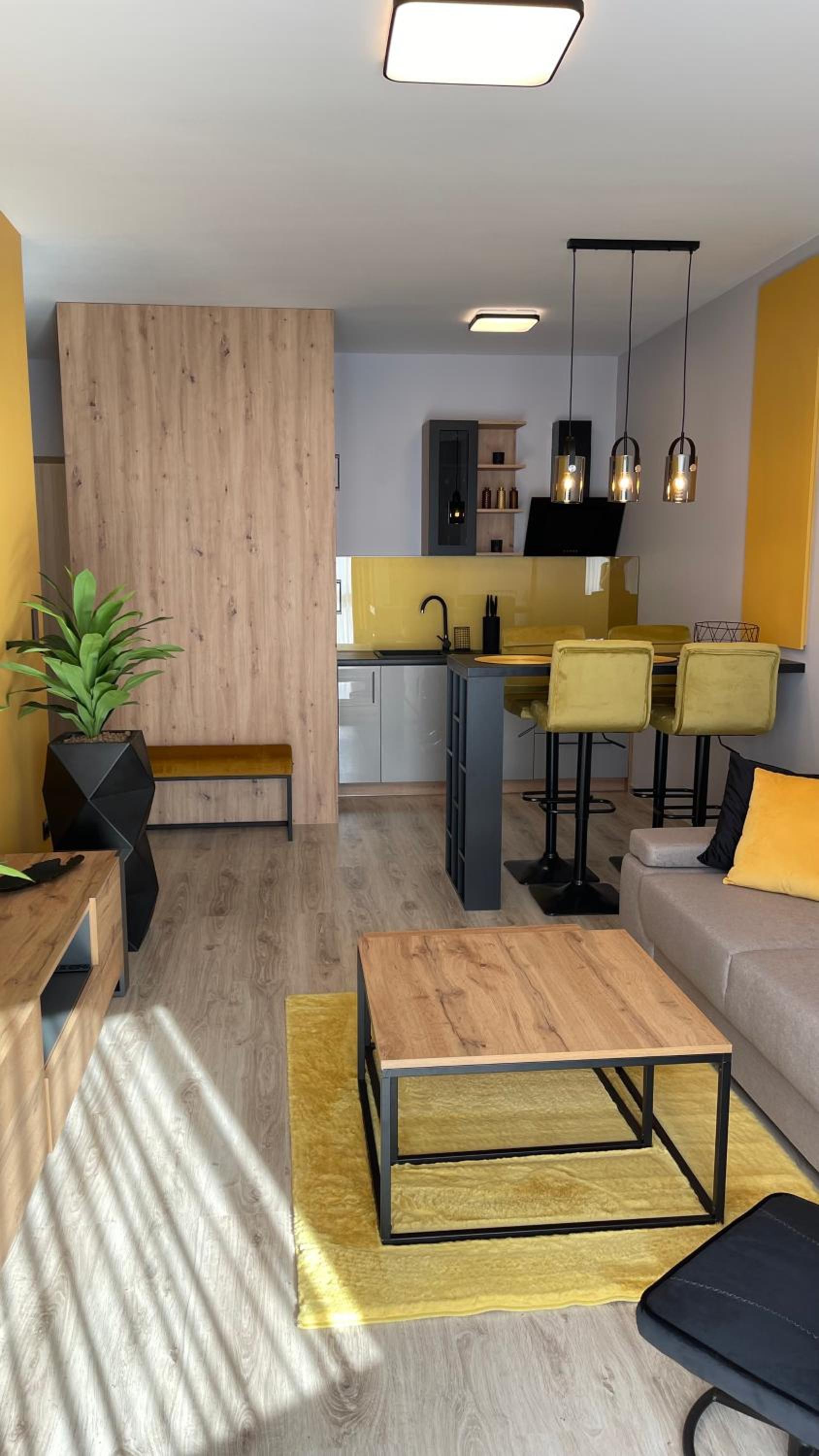 APARTAMENT ELEGANCE YELLOW w Let's Sea
