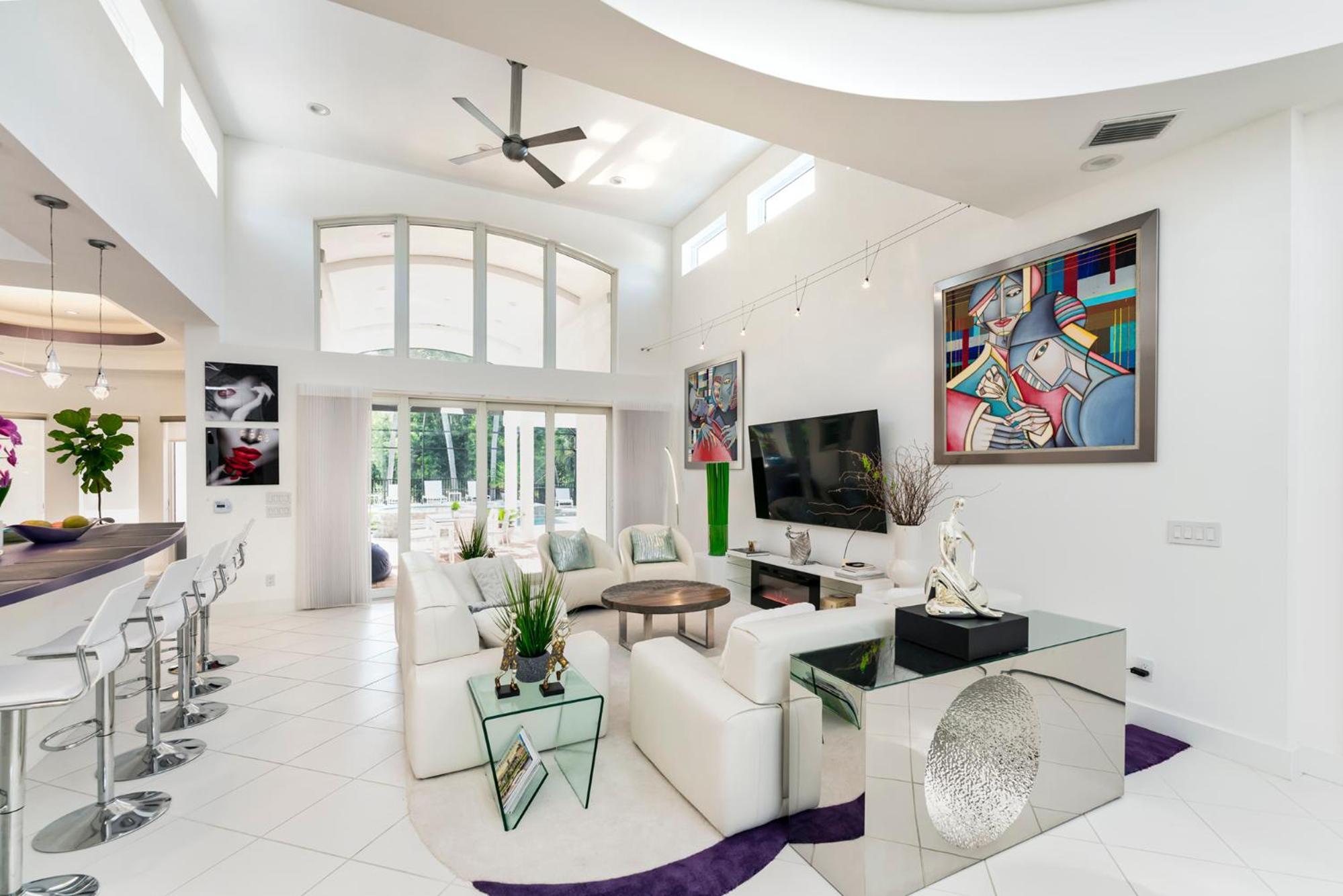 Luxury Villa 4 bed 4 bath on canal access to the Golf 40 min, beach 8 min away view 4