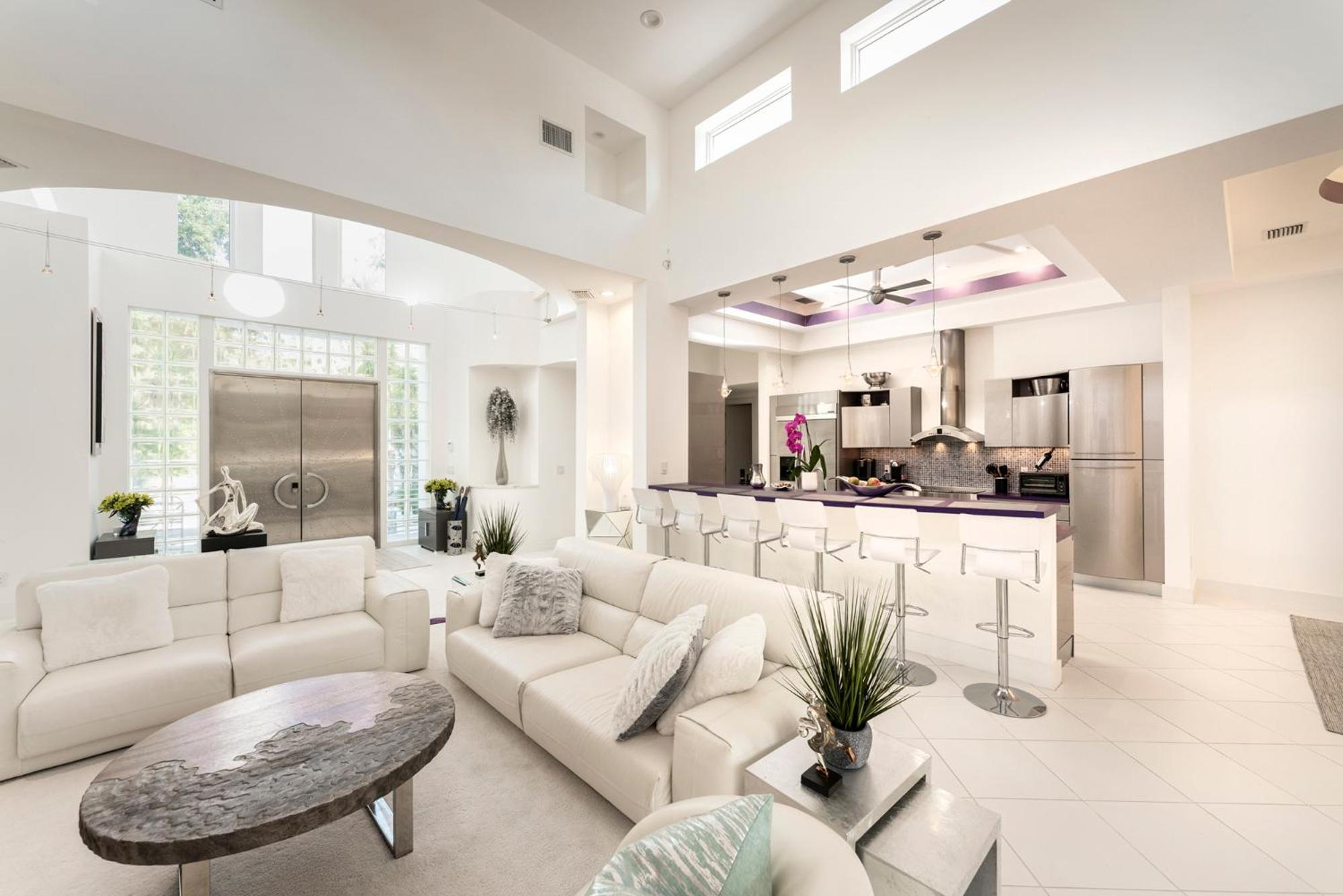 Luxury Villa 4 bed 4 bath on canal access to the Golf 40 min, beach 8 min away view 3
