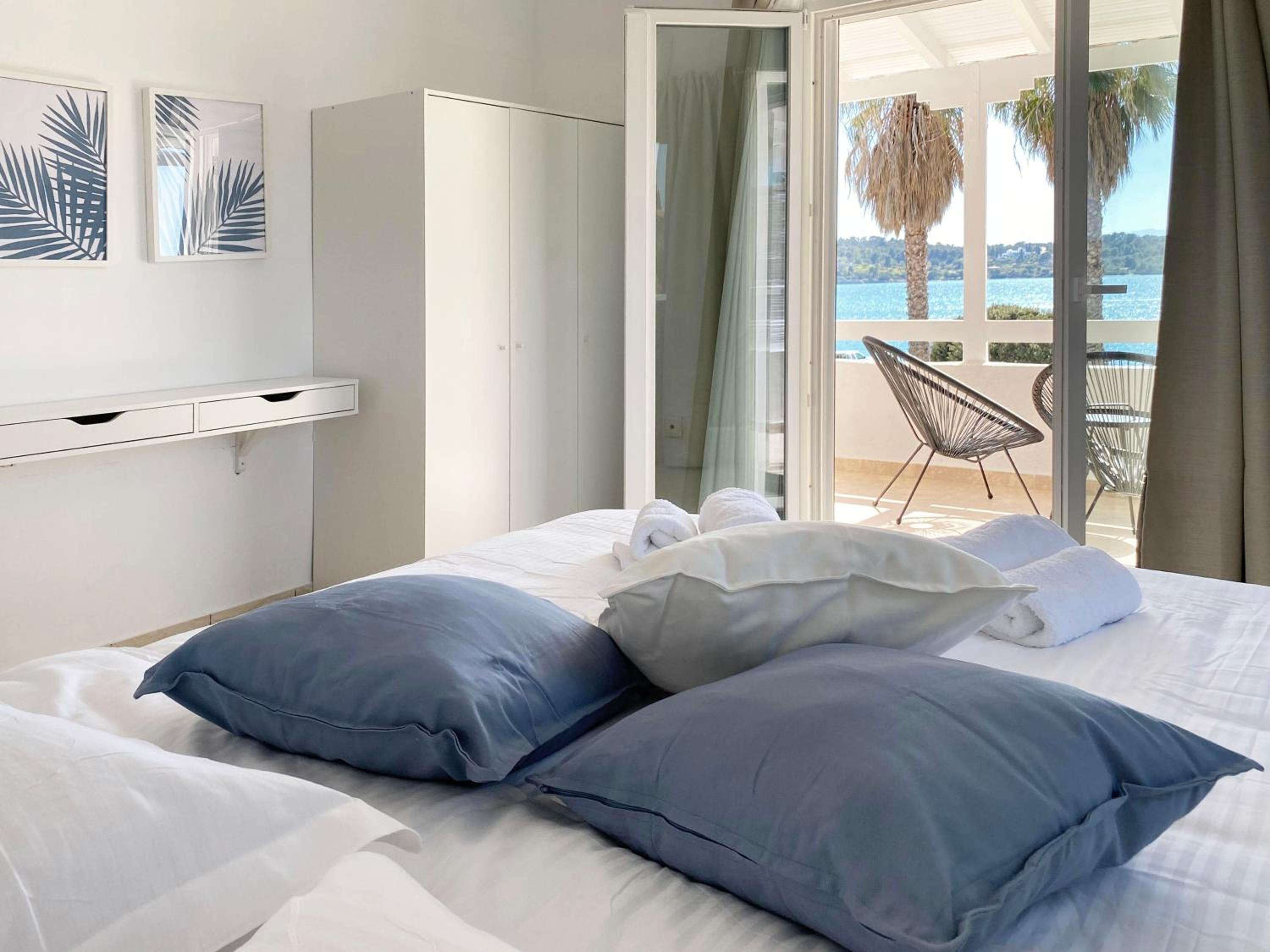 Palm Suite Blue view 2