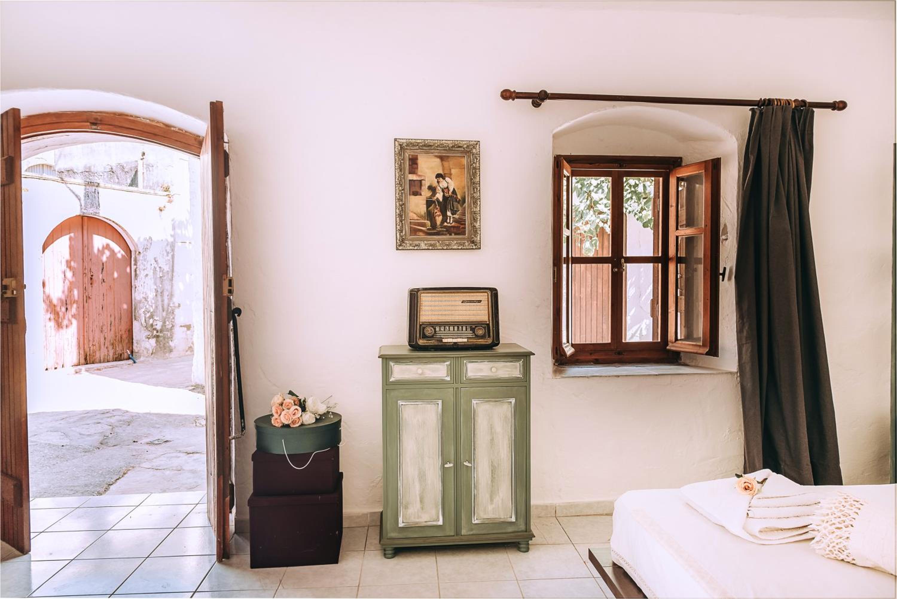 3 Bedrooms House with Enclosed Garden and WiFi at Roustika photo 5