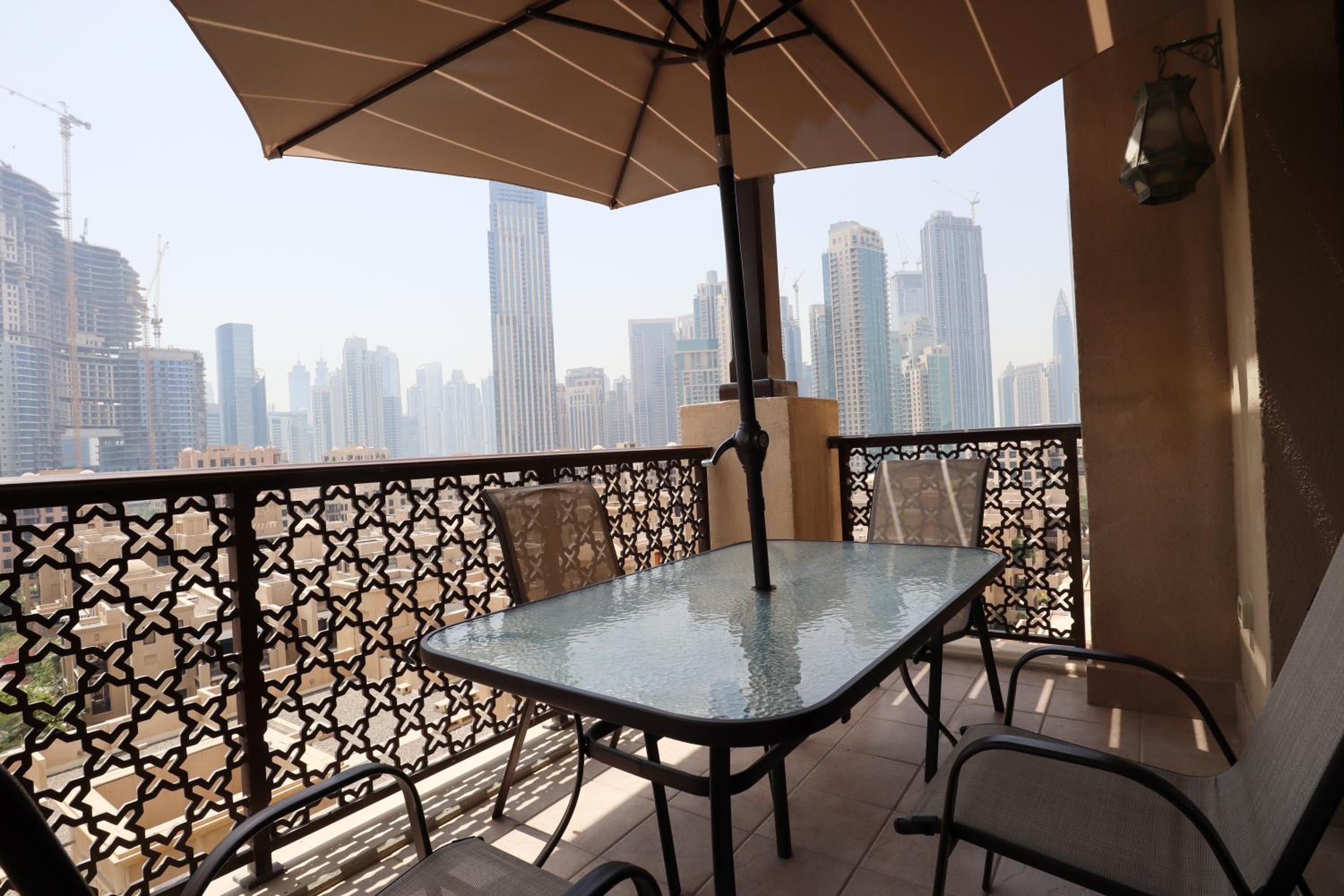 HiGuests - Charming Apt With Private Balcony Near Dubai Mall