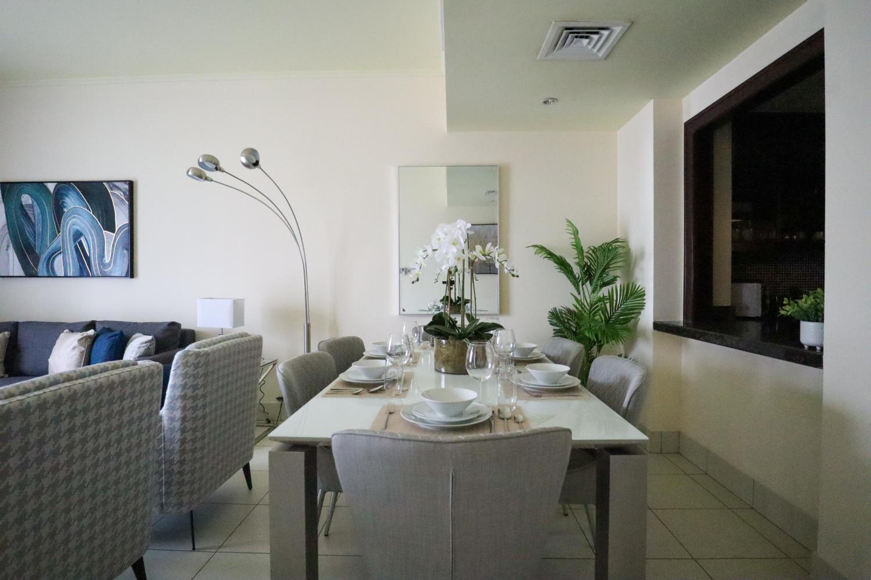 HiGuests - Charming Apt With Private Balcony Near Dubai Mall