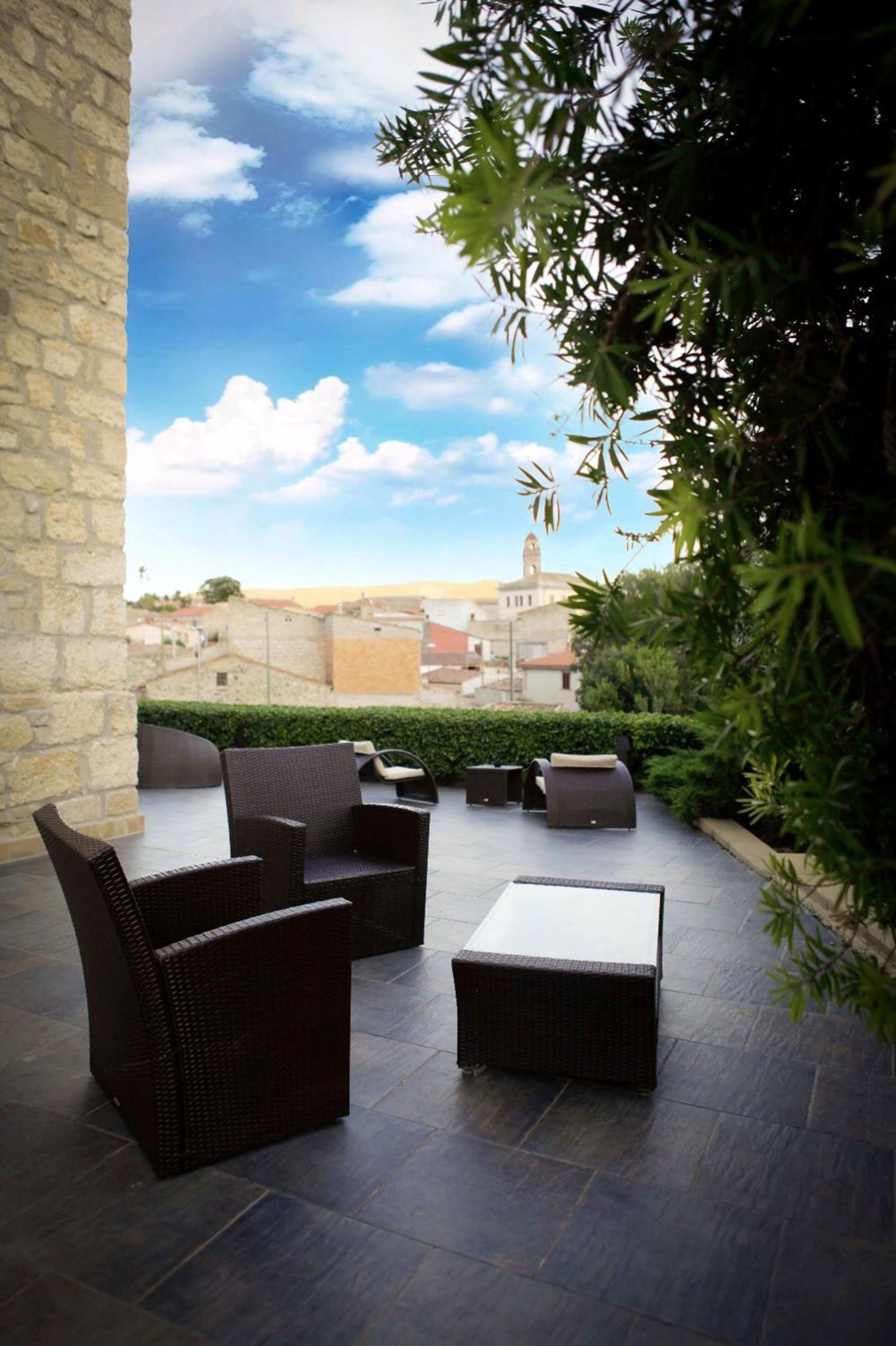 5 bedrooms mansion with private pool enclosed garden and wifi at Gesturi
