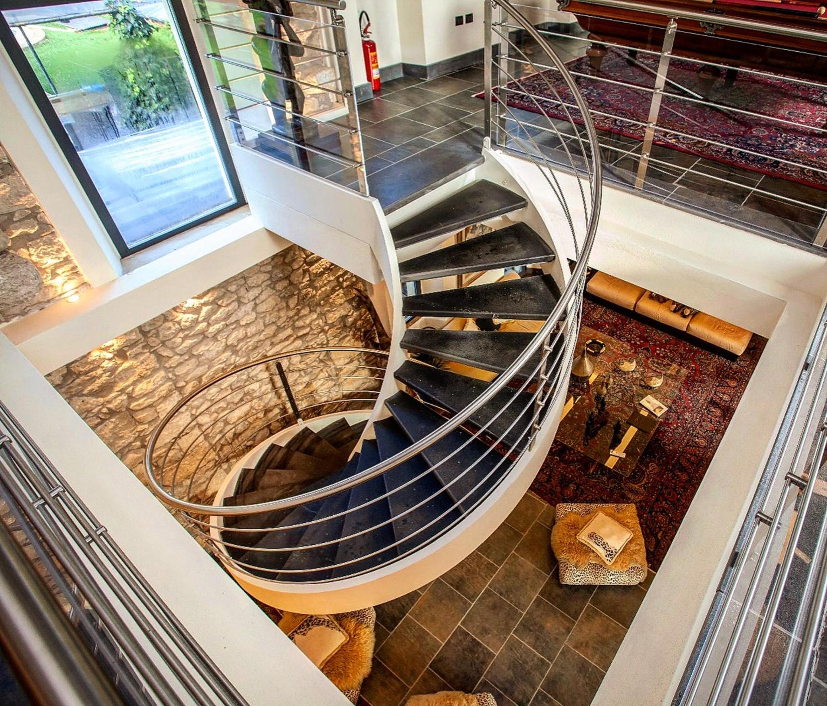 5 bedrooms mansion with private pool enclosed garden and wifi at Gesturi