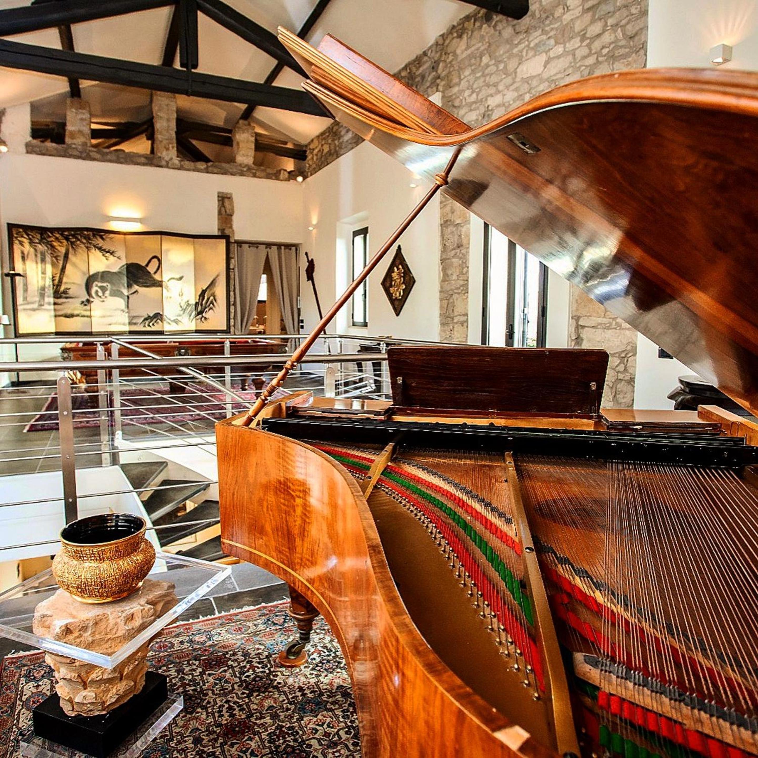 5 bedrooms mansion with private pool enclosed garden and wifi at Gesturi