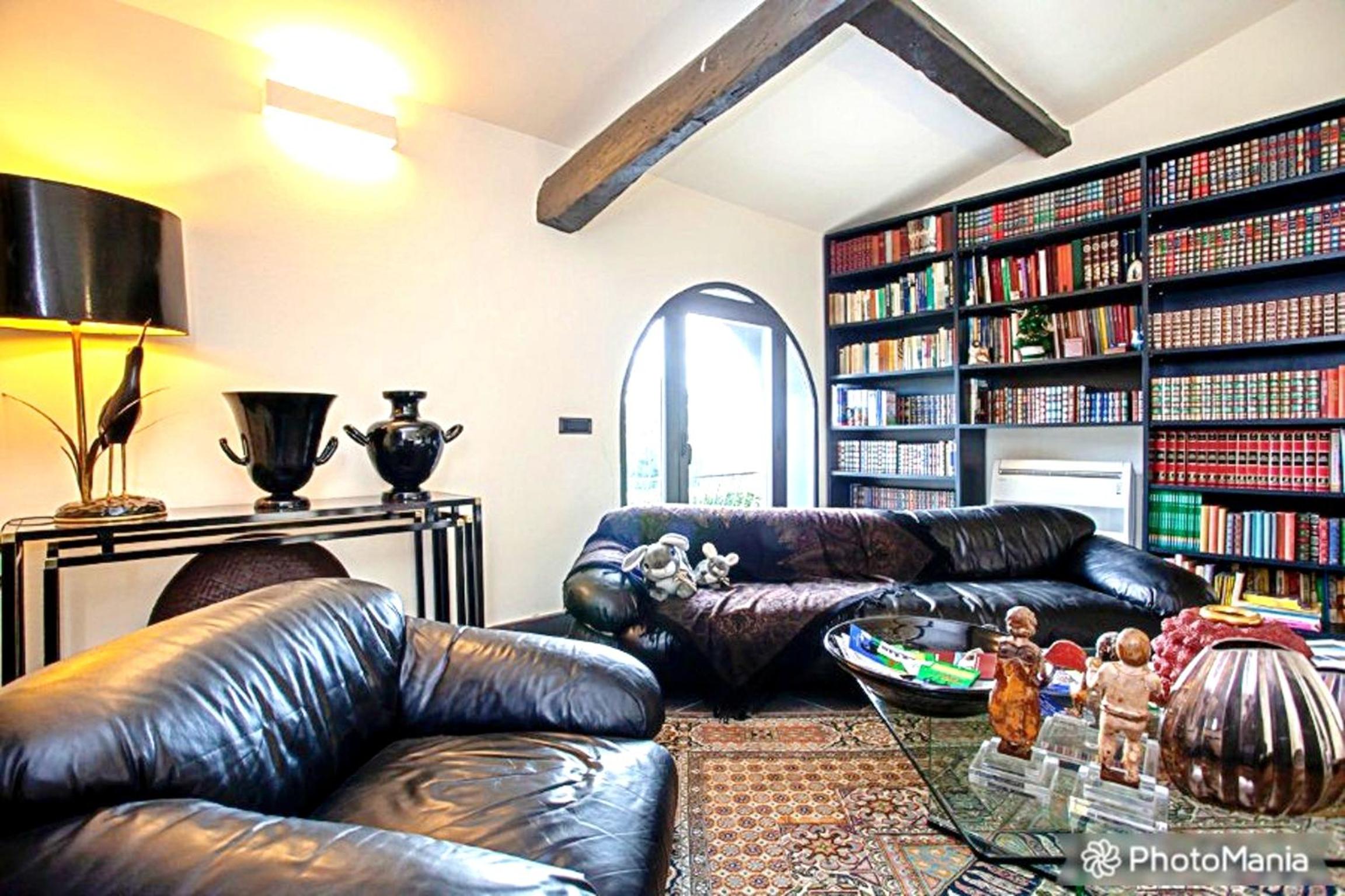 5 bedrooms mansion with private pool enclosed garden and wifi at Gesturi