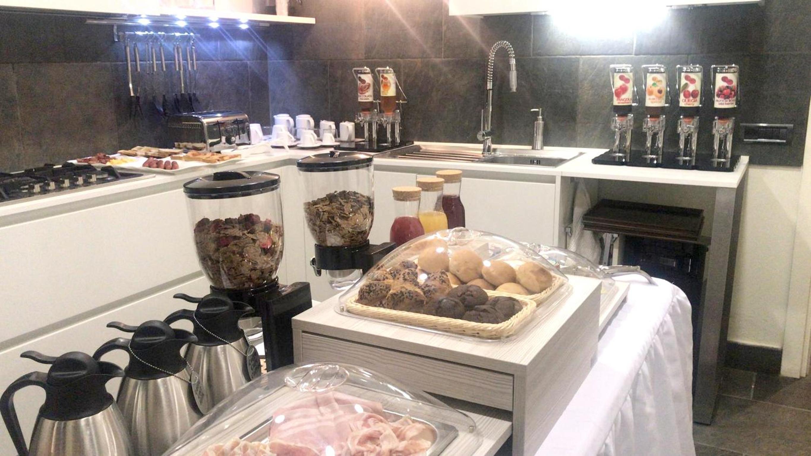 5 bedrooms mansion with private pool enclosed garden and wifi at Gesturi