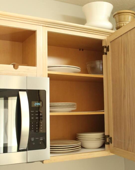 Cheerful 2-Bedroom, 2 bath with private parking
