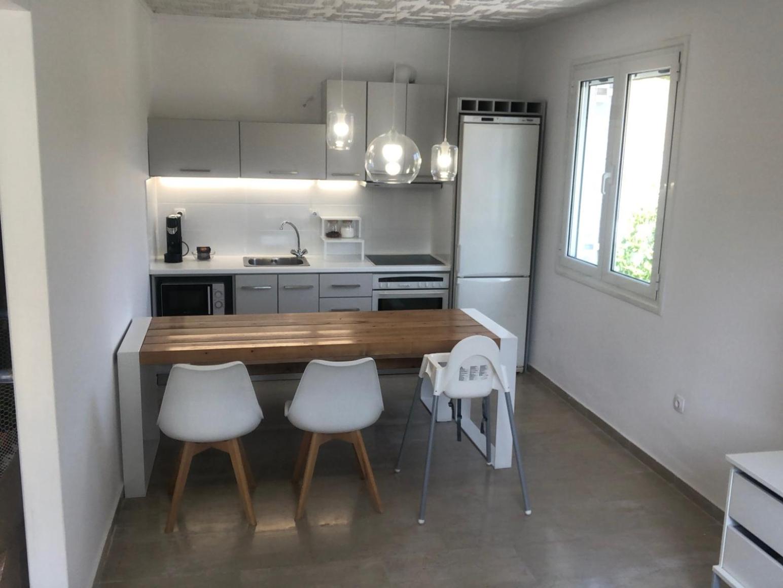 Modern Apartment 10mins from the Beach view 2