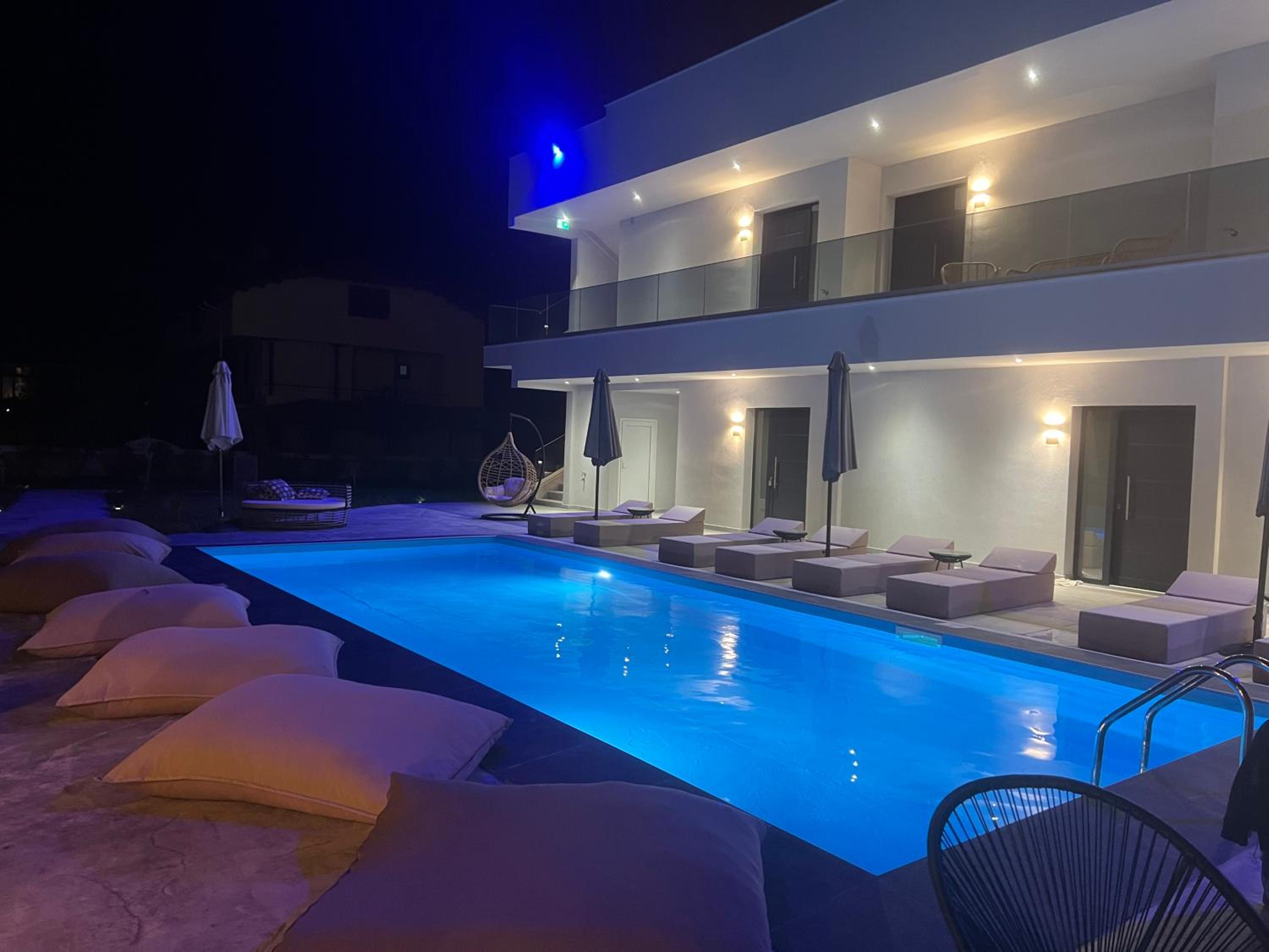 V luxury Suites view 2