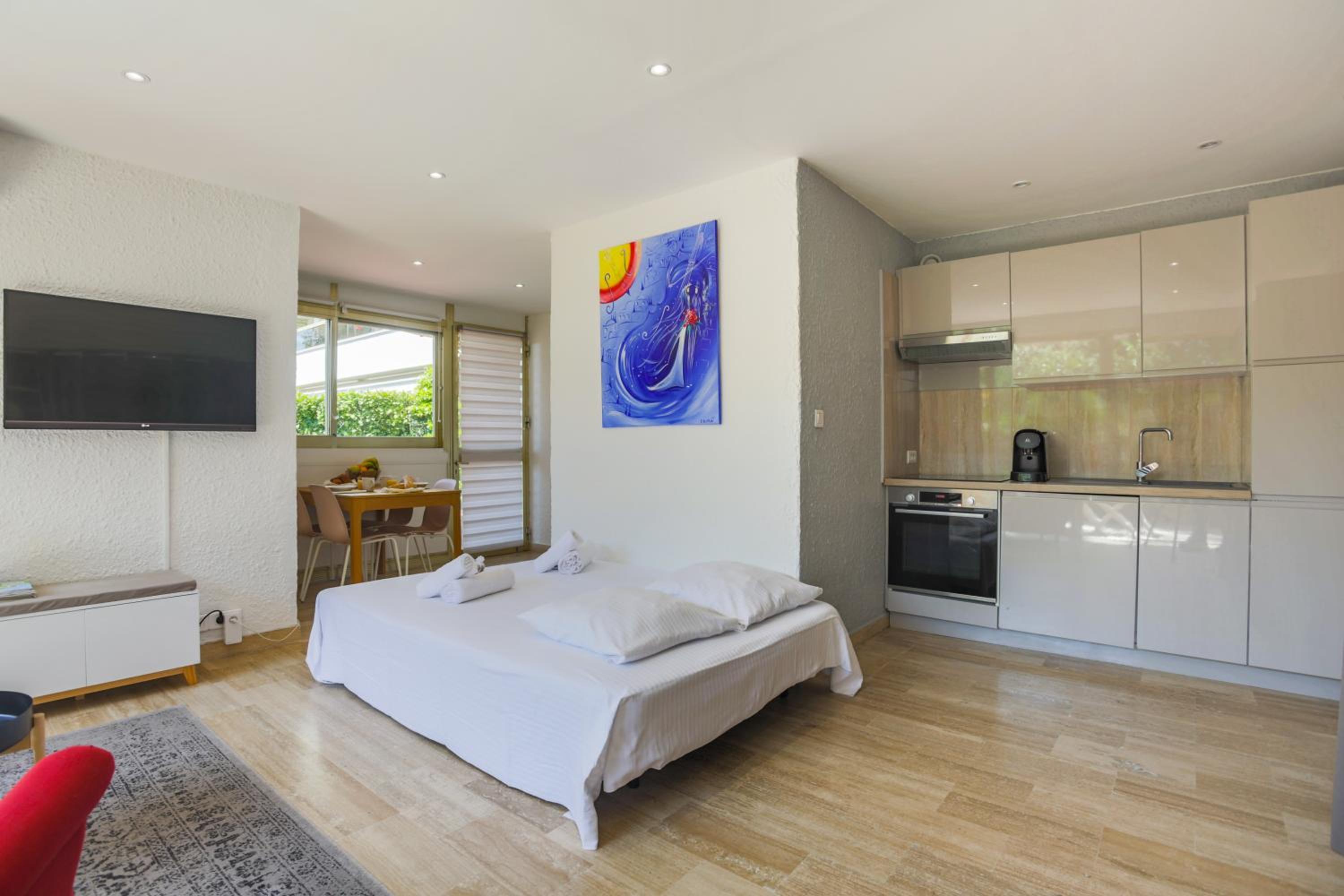 Studio A/C La Californie with patio by Olidesi photo 5
