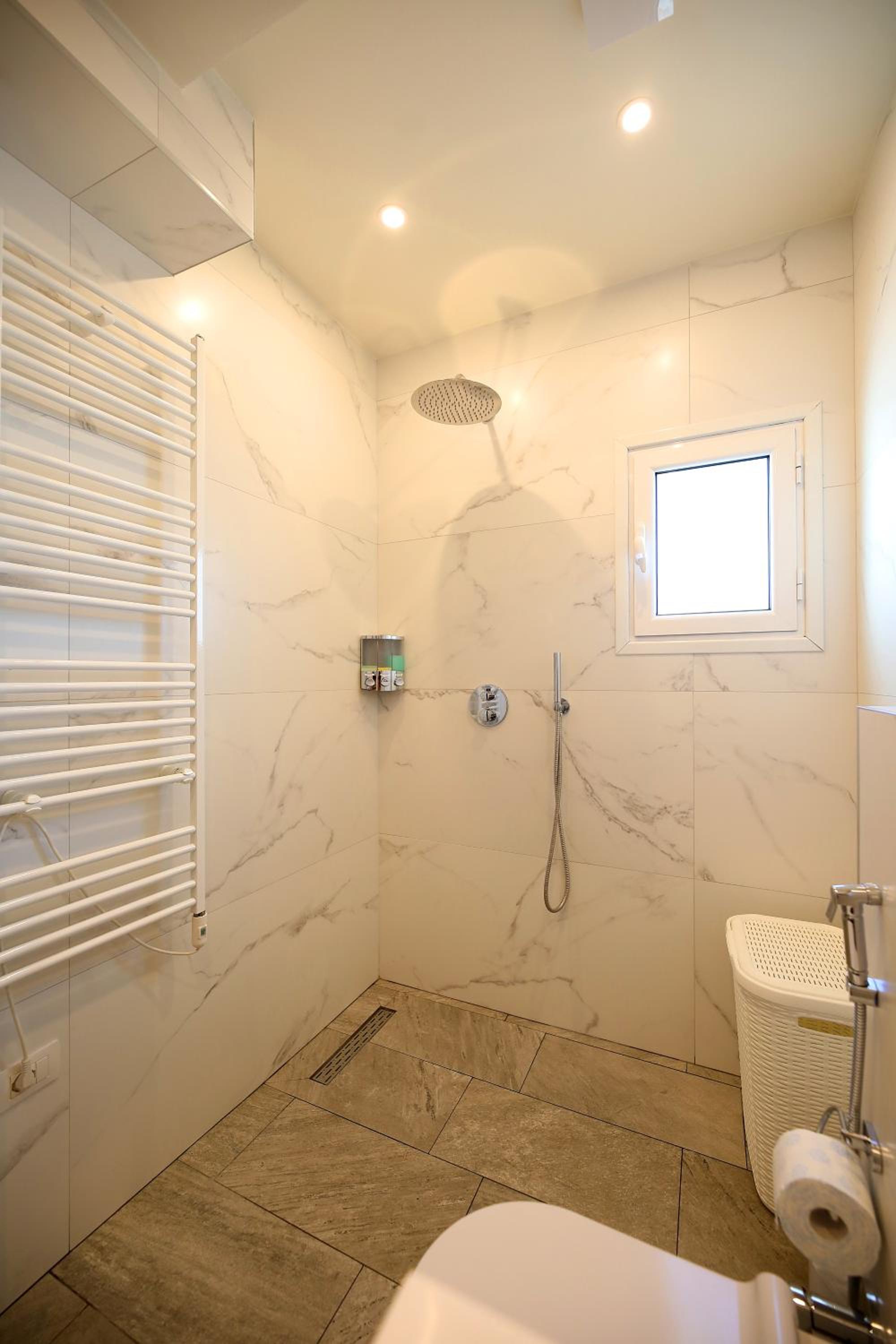 On the Beach (literally) stylish apartment with free P