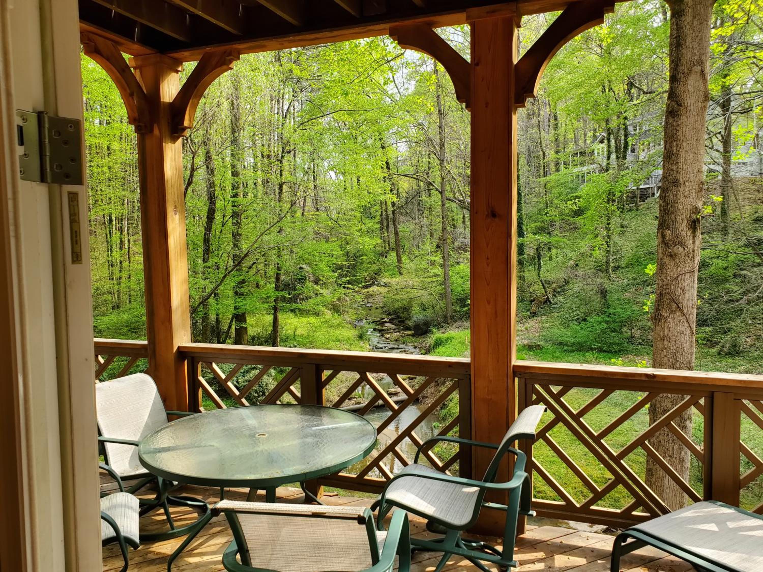 CREEKSIDE-ATLanta Terrace-Level Guest Suite