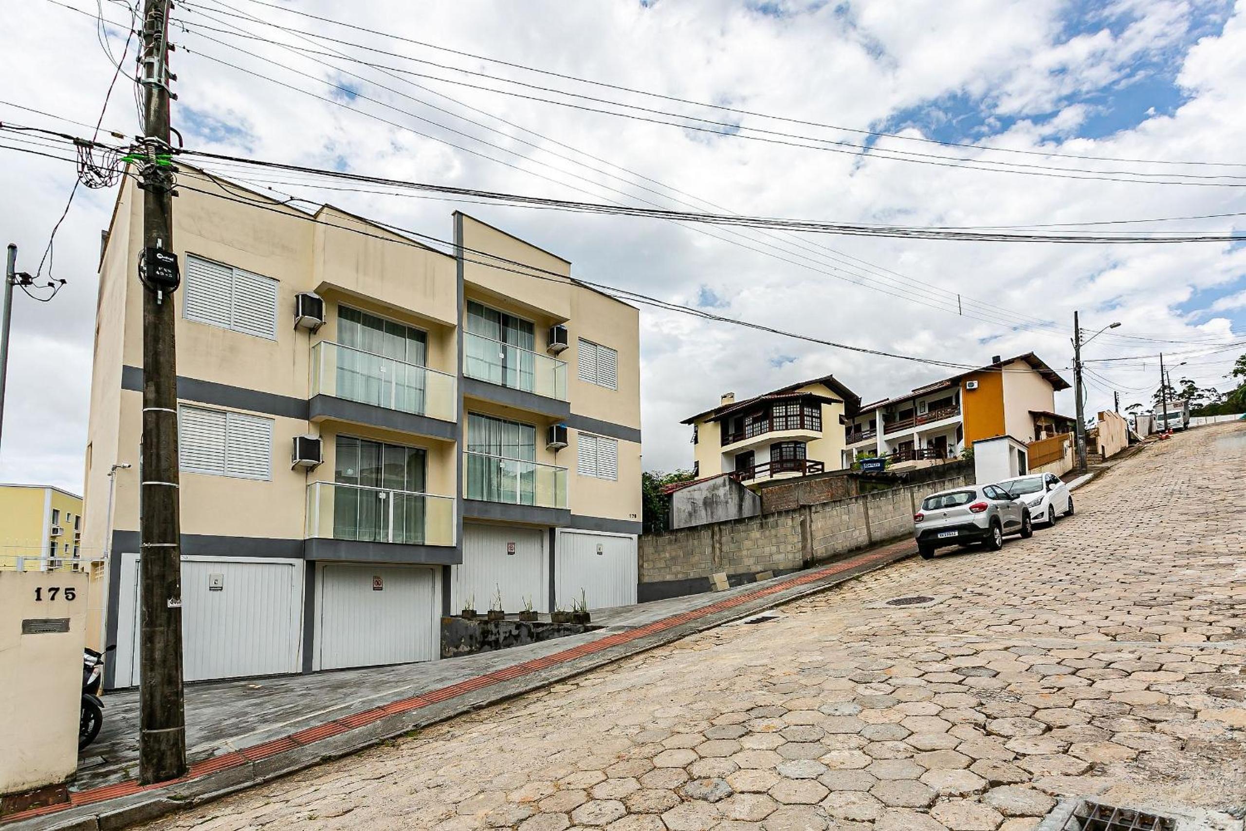 Apto bem localizado próx a UFSC e ao centro SED001