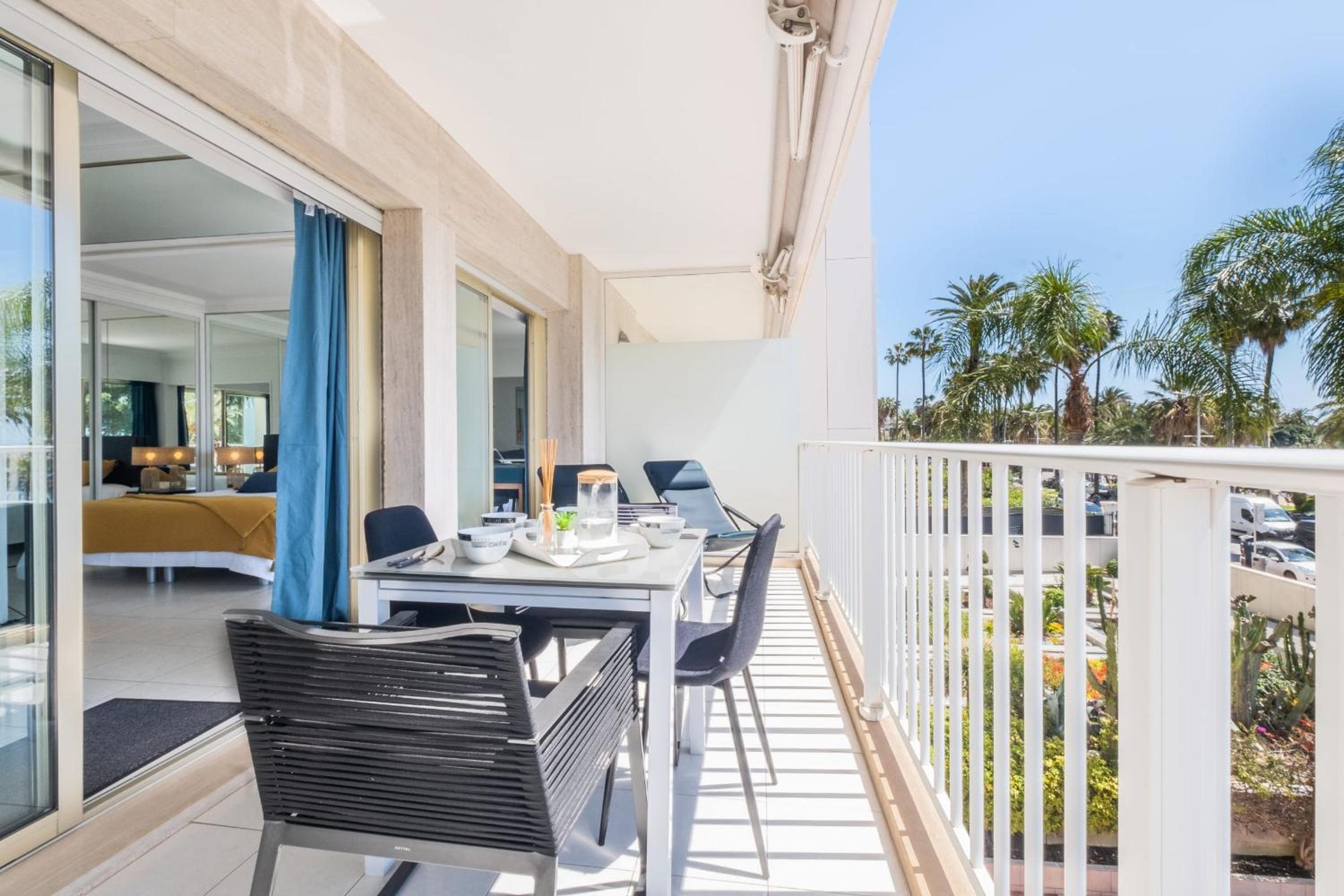 SERRENDY Sea view terrace upscale property photo 2