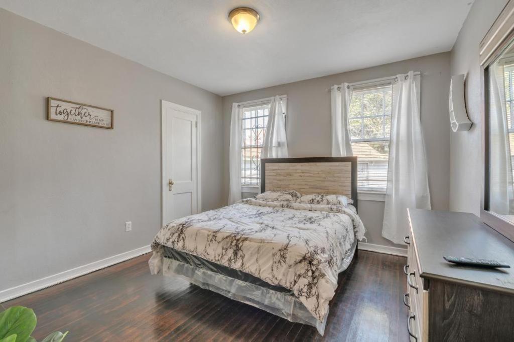 Comfy Pet Friendly Home in Jacksonville Mins to Downtown