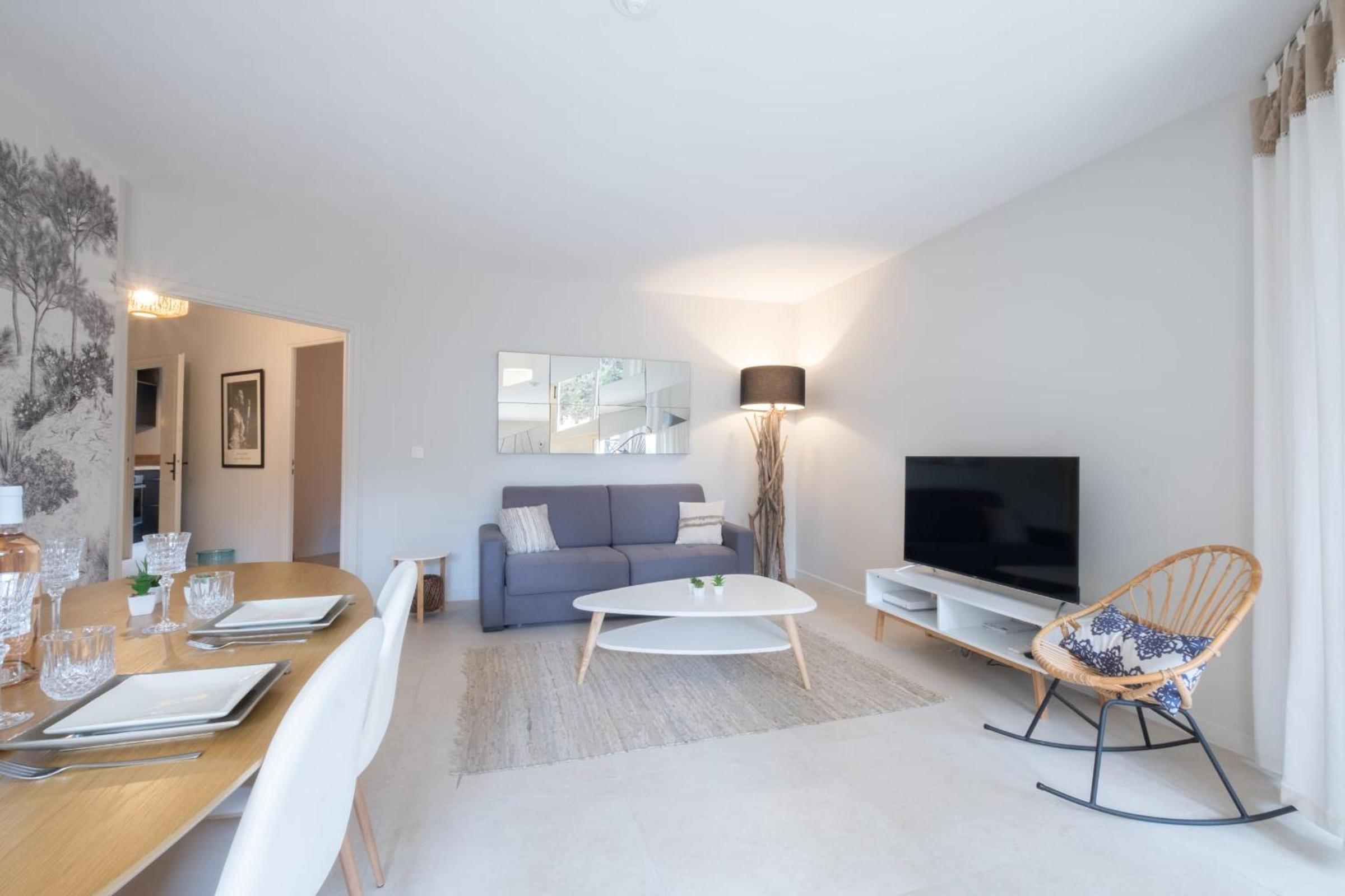 SERRENDY Garden level with swimming pool