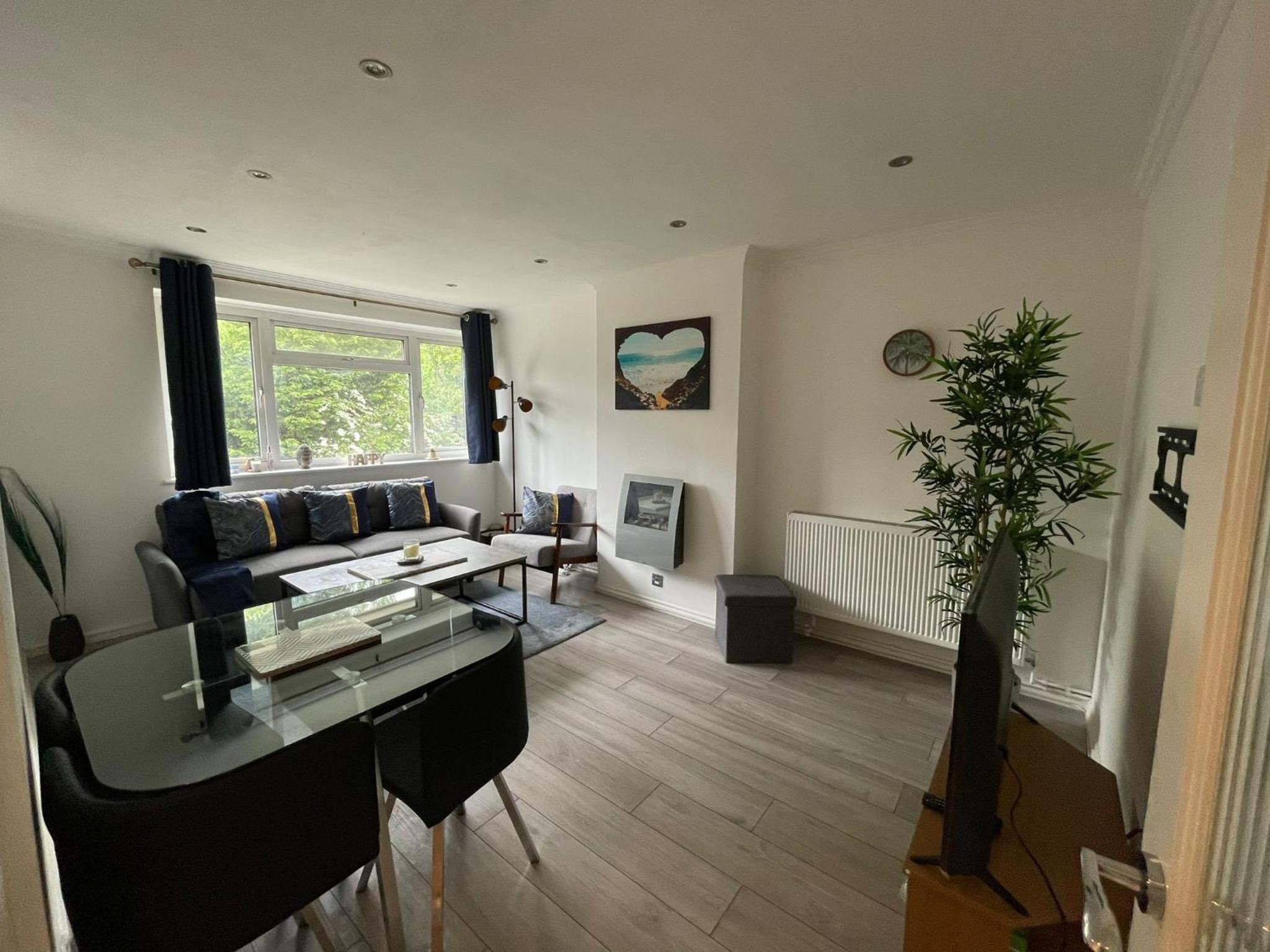 Stylish Flat 2 Bedroom with Free Wifi & Parking Chigwell Epping London