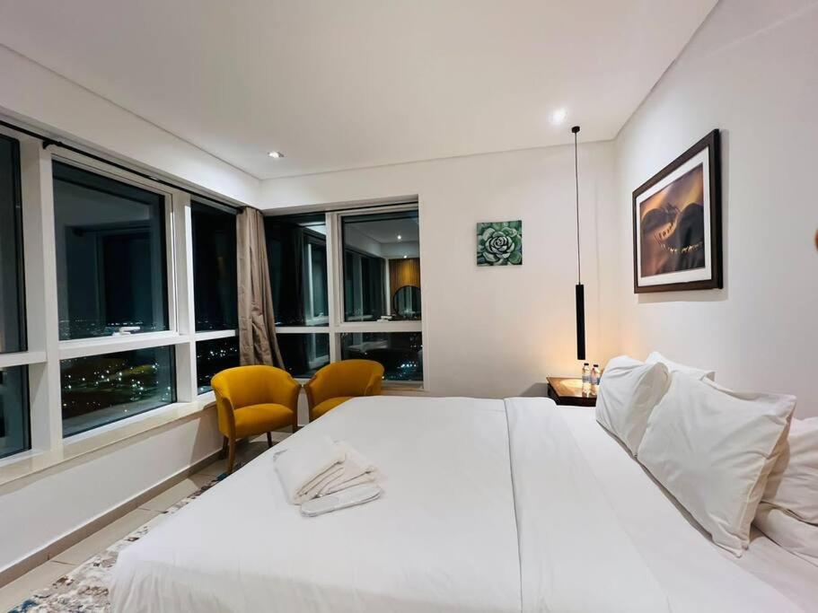 High Floor with city skyline & Burj khalifa view 3 bedroom unit marina