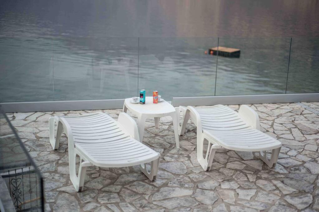 Modern Waterfront 3-Bed Apartment