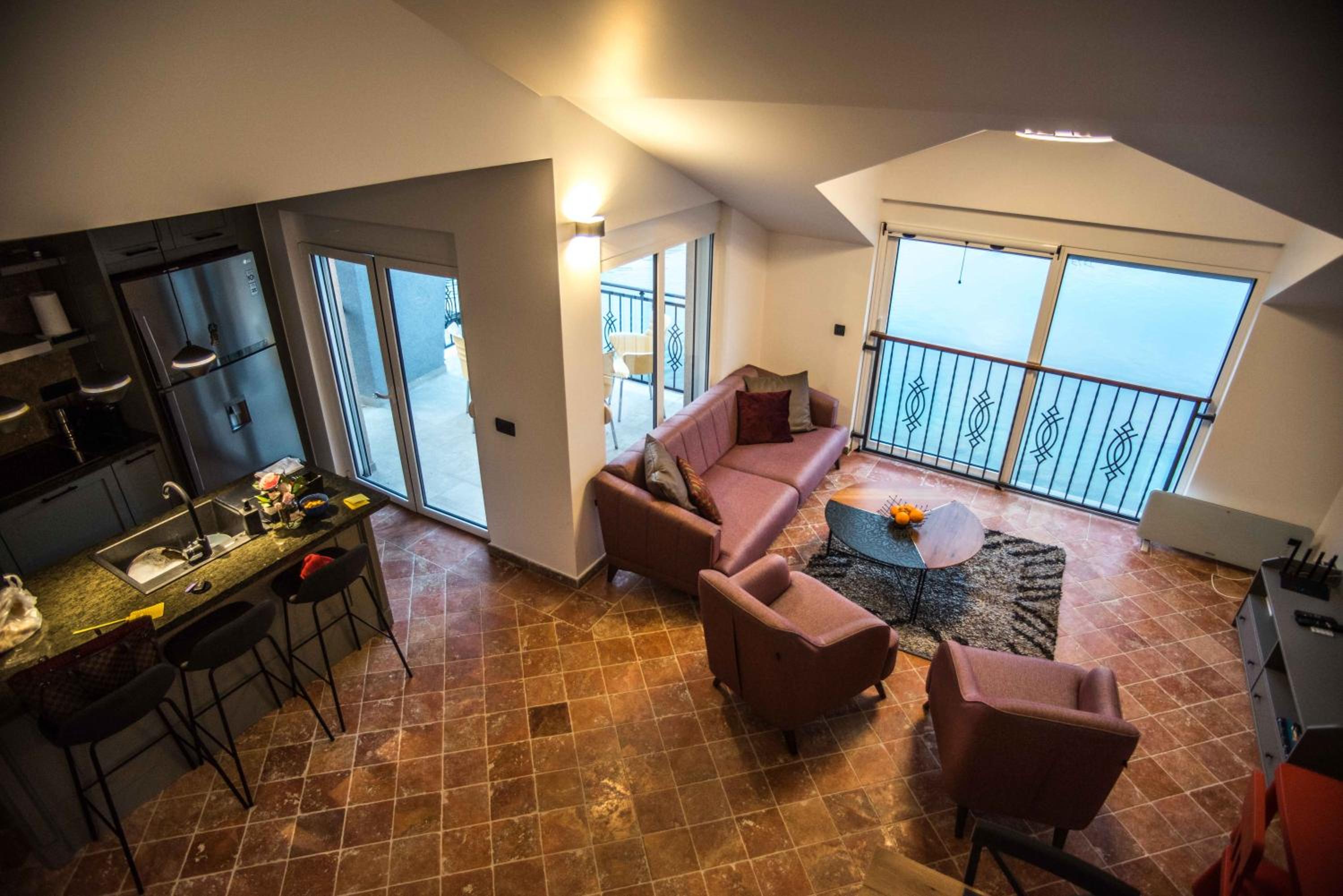 Modern Waterfront 3-Bed Apartment