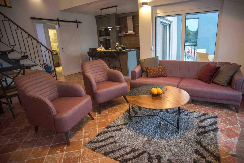 Modern Waterfront 3-Bed Apartment