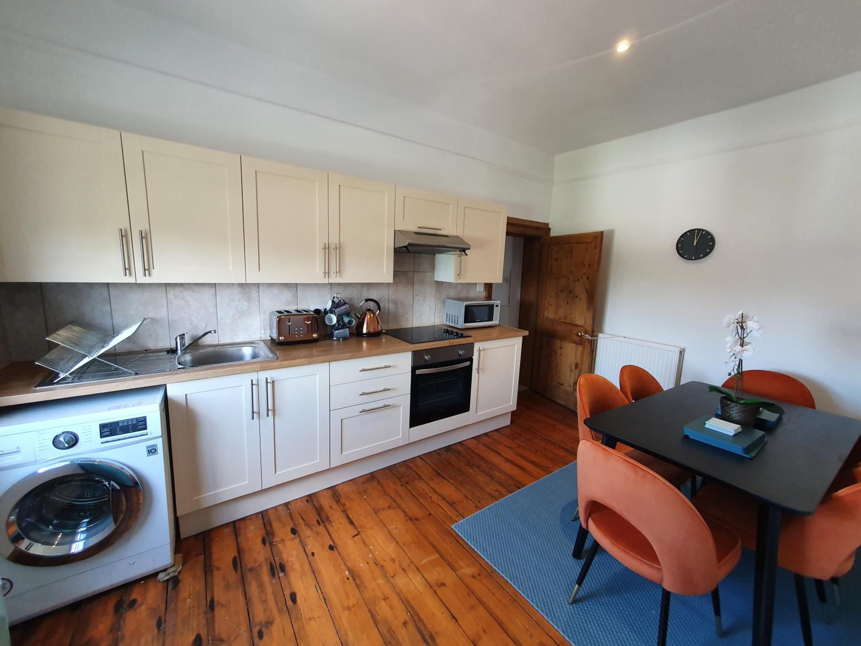 Stylish City Centre Apartment on the Kings Mile