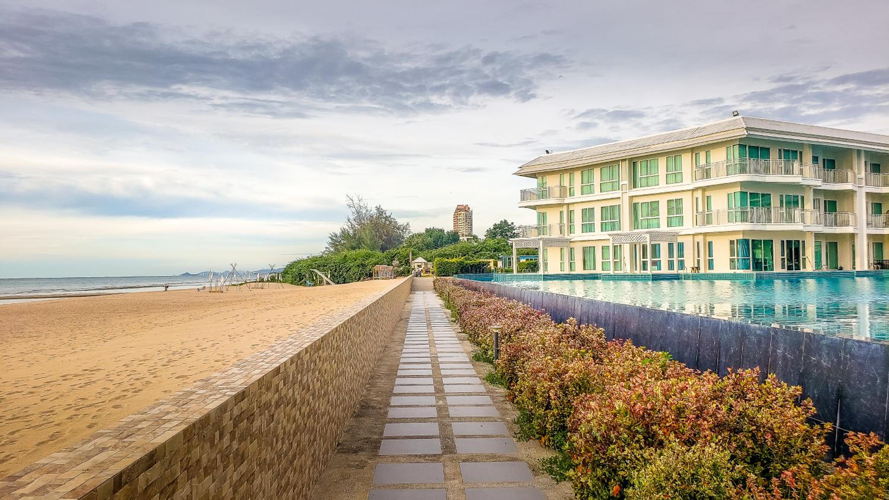 On-the-Beach Seaview With Pool Access - 1 Bedroom by Sweethome