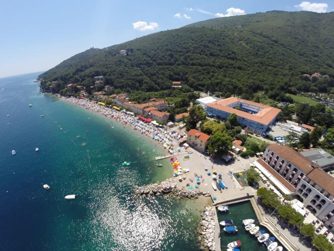 Apartments near the beach, with terraces and seaview at House B. view 4