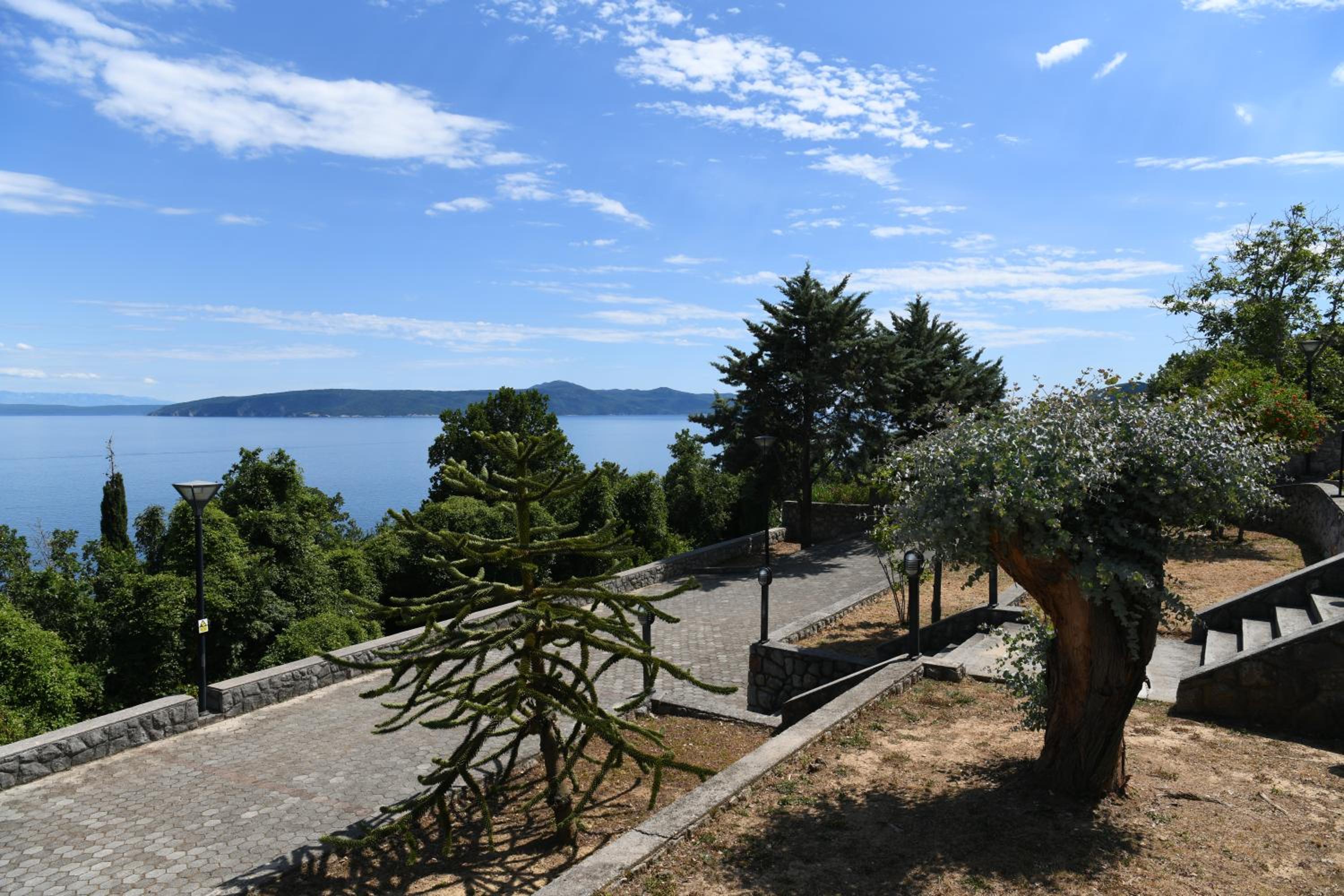 Apartments near the beach, with terraces and seaview at House B.