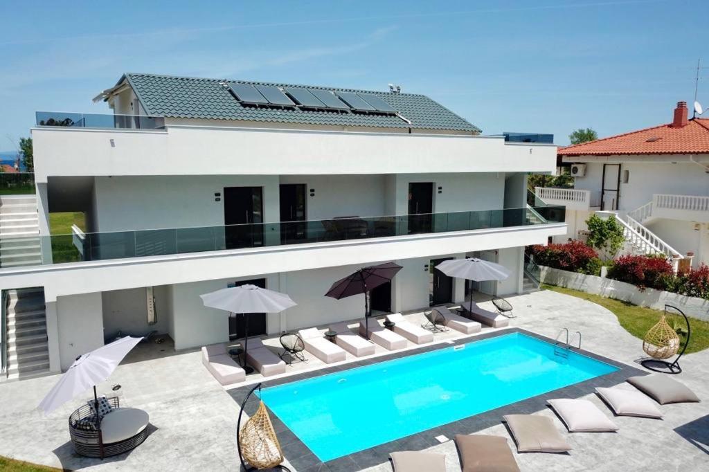 V luxury Suites view 4