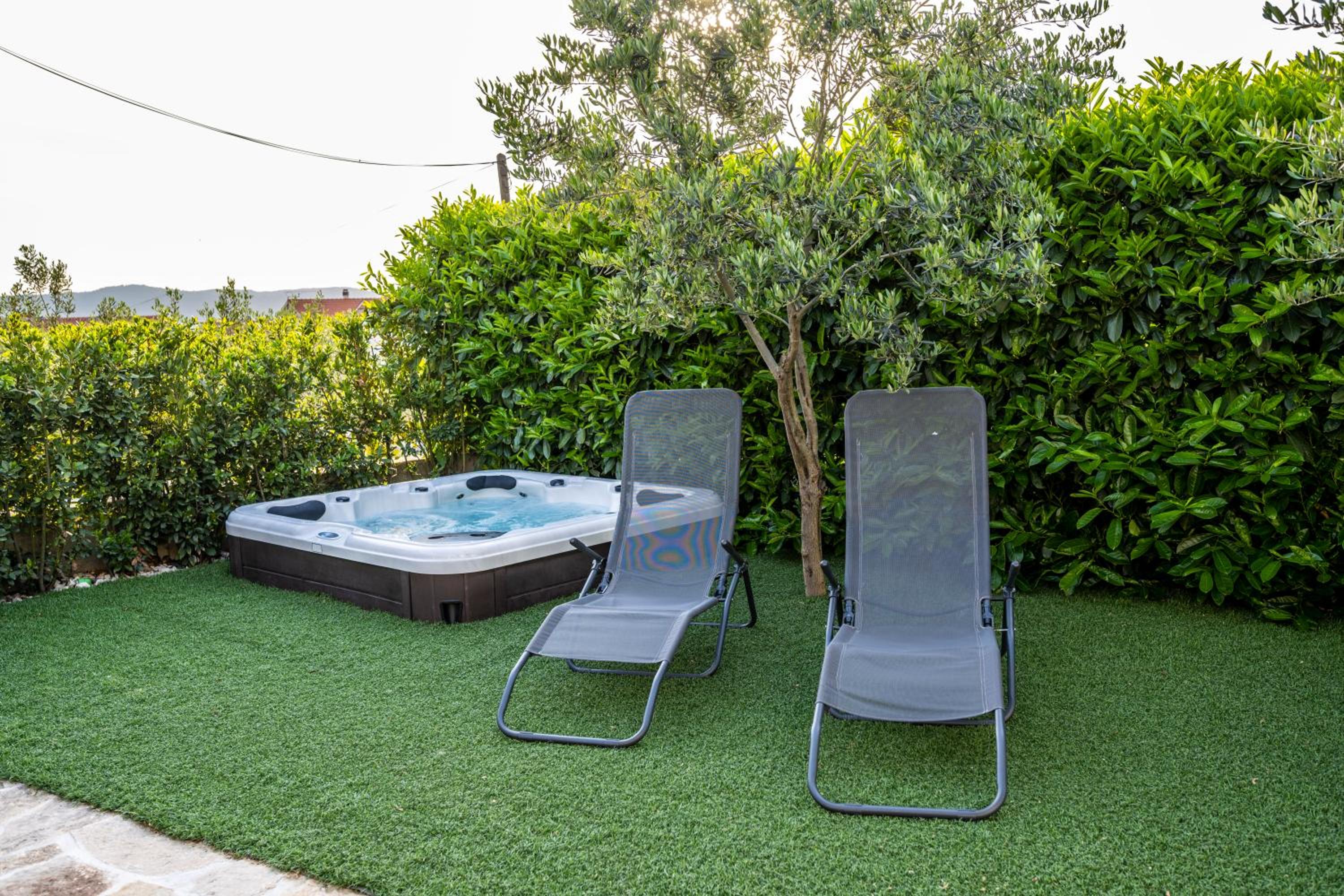 Modern apartment with an outdoor jacuzzi view 5
