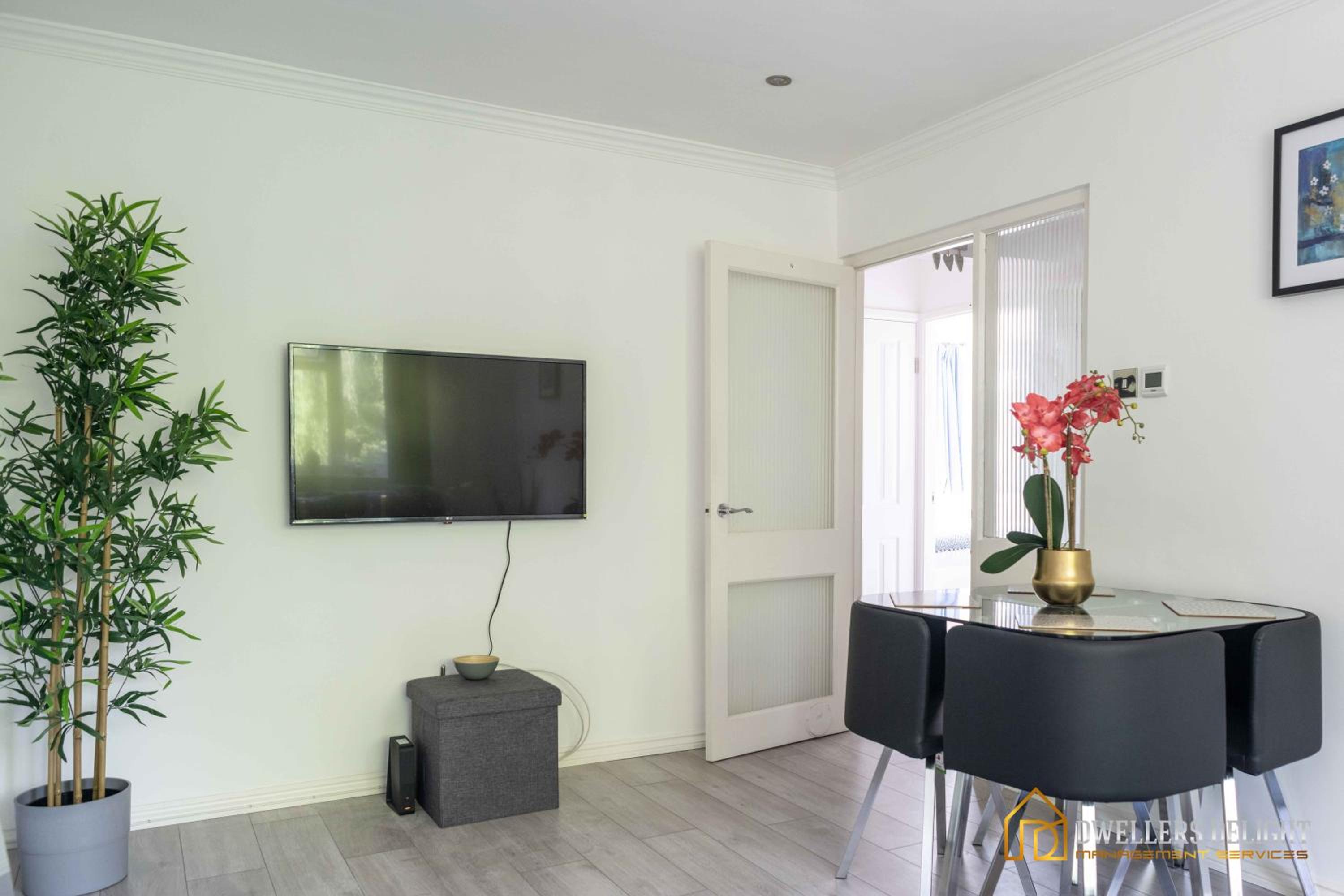 Stylish Flat 2 Bedroom with Free Wifi & Parking Chigwell Epping London