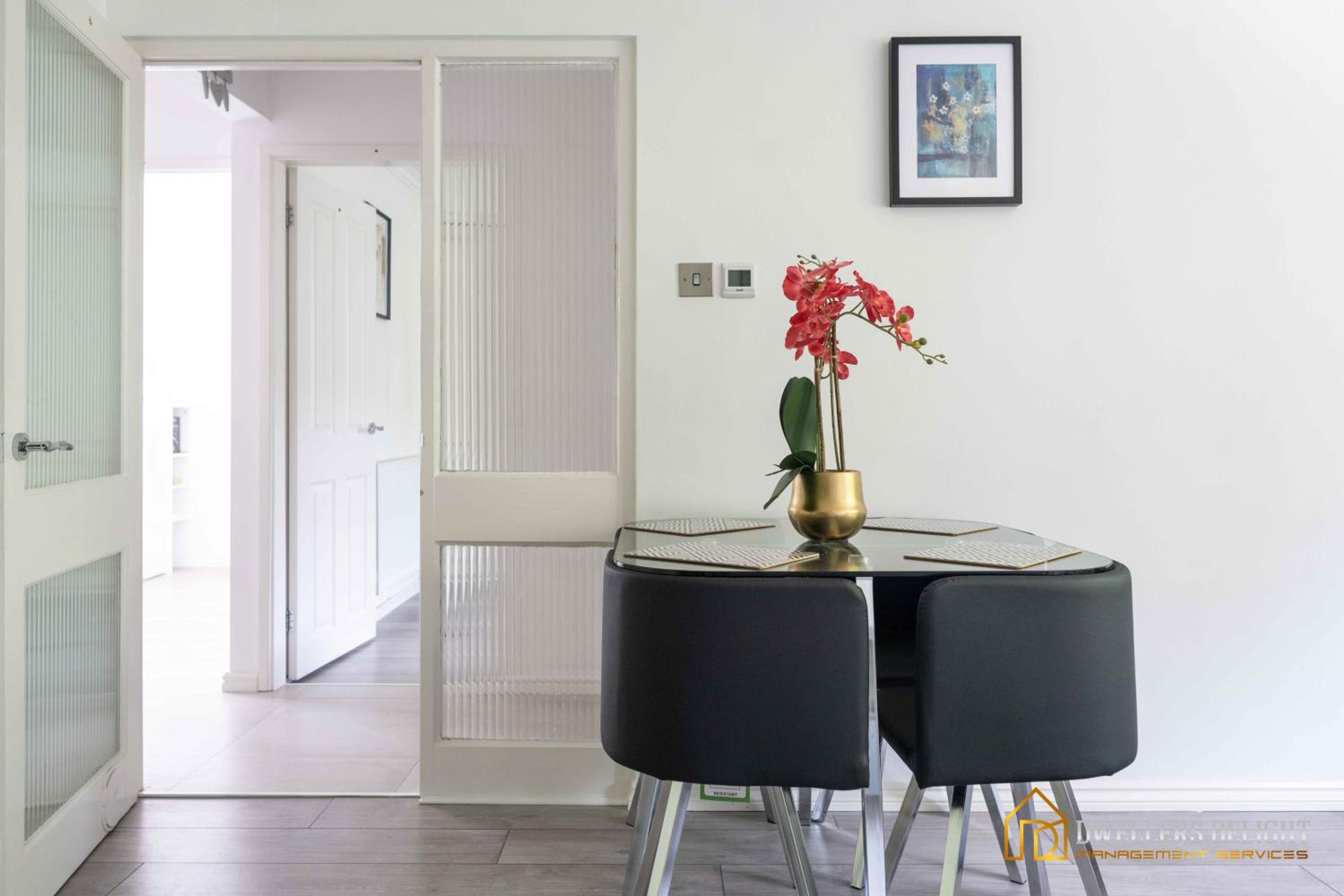 Stylish Flat 2 Bedroom with Free Wifi & Parking Chigwell Epping London
