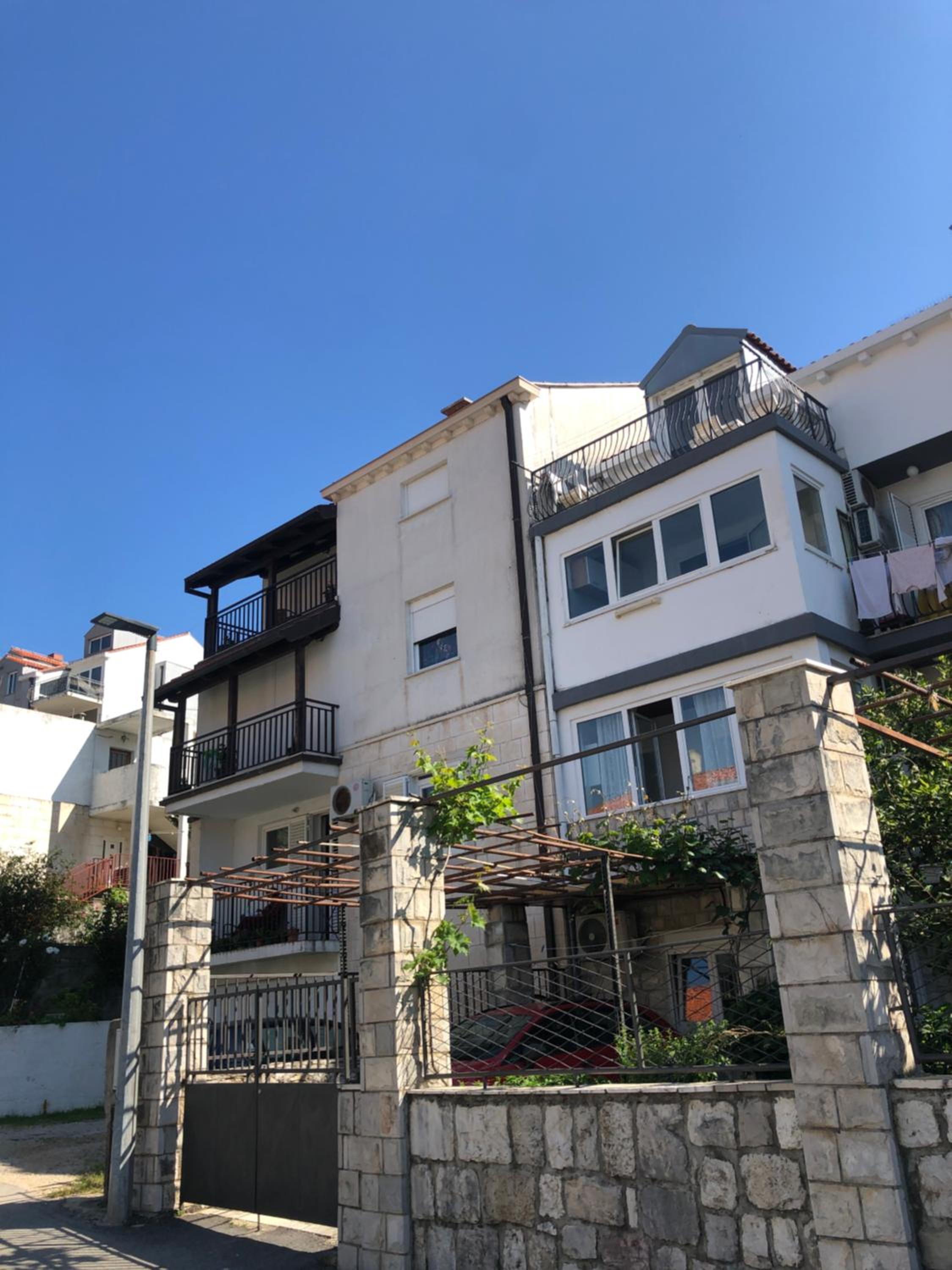 King's Landing Esma' house
