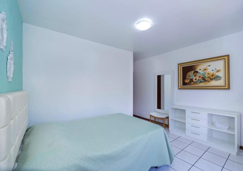 301M - Excelente apartamento 2 quartos com Vista ao Mar, para até 5 pessoas próximo à Praia de Bombas - SC