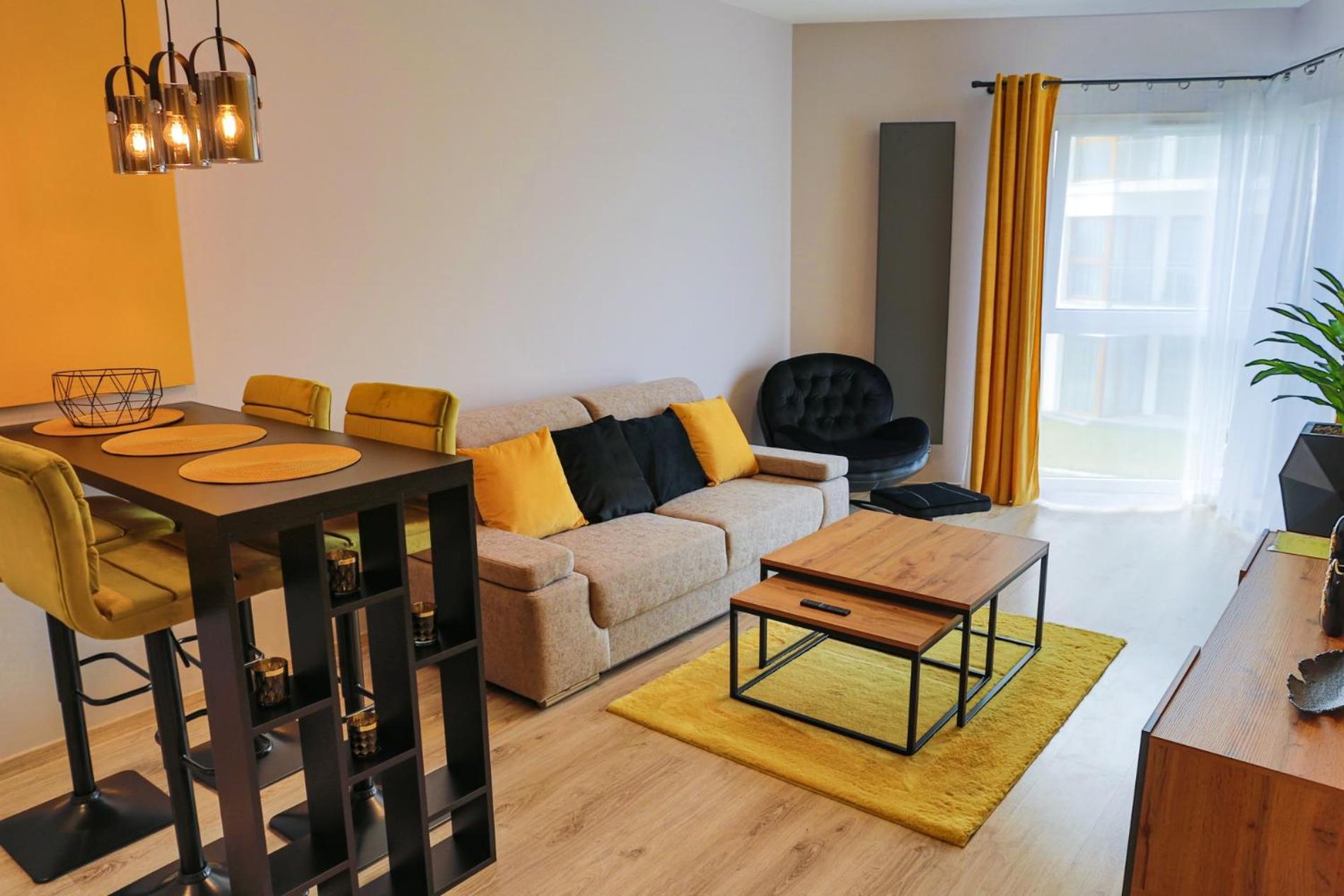 APARTAMENT ELEGANCE YELLOW w Let's Sea