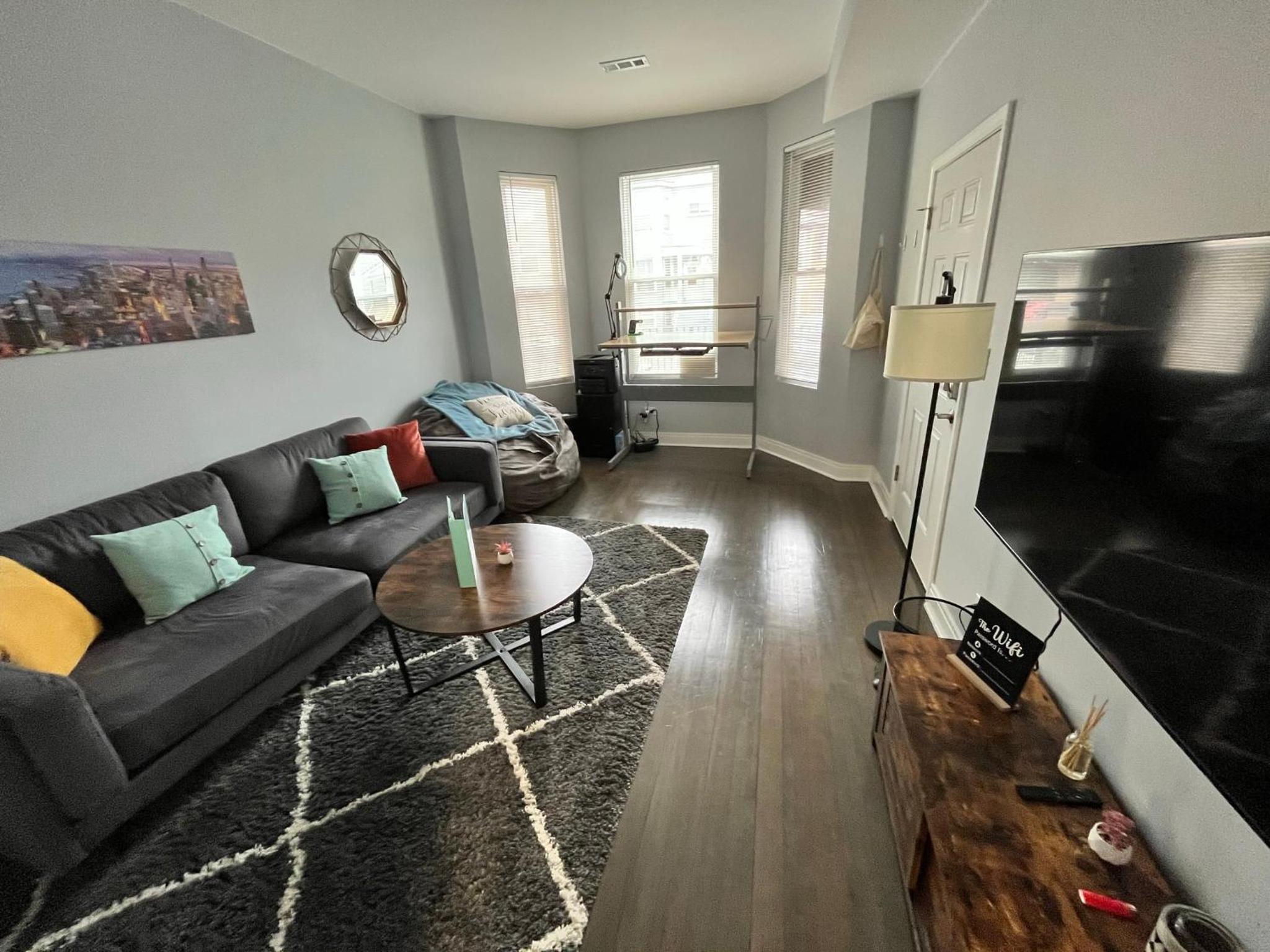 Lovely Logan Square 2-Bedroom in Chicago view 3