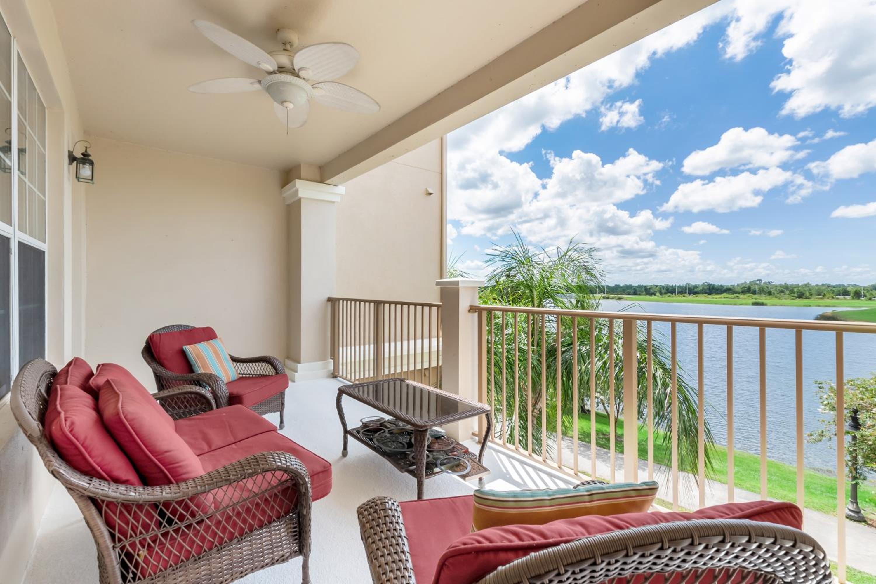 Spectacular Lakeview Condo, near WDW & Universal