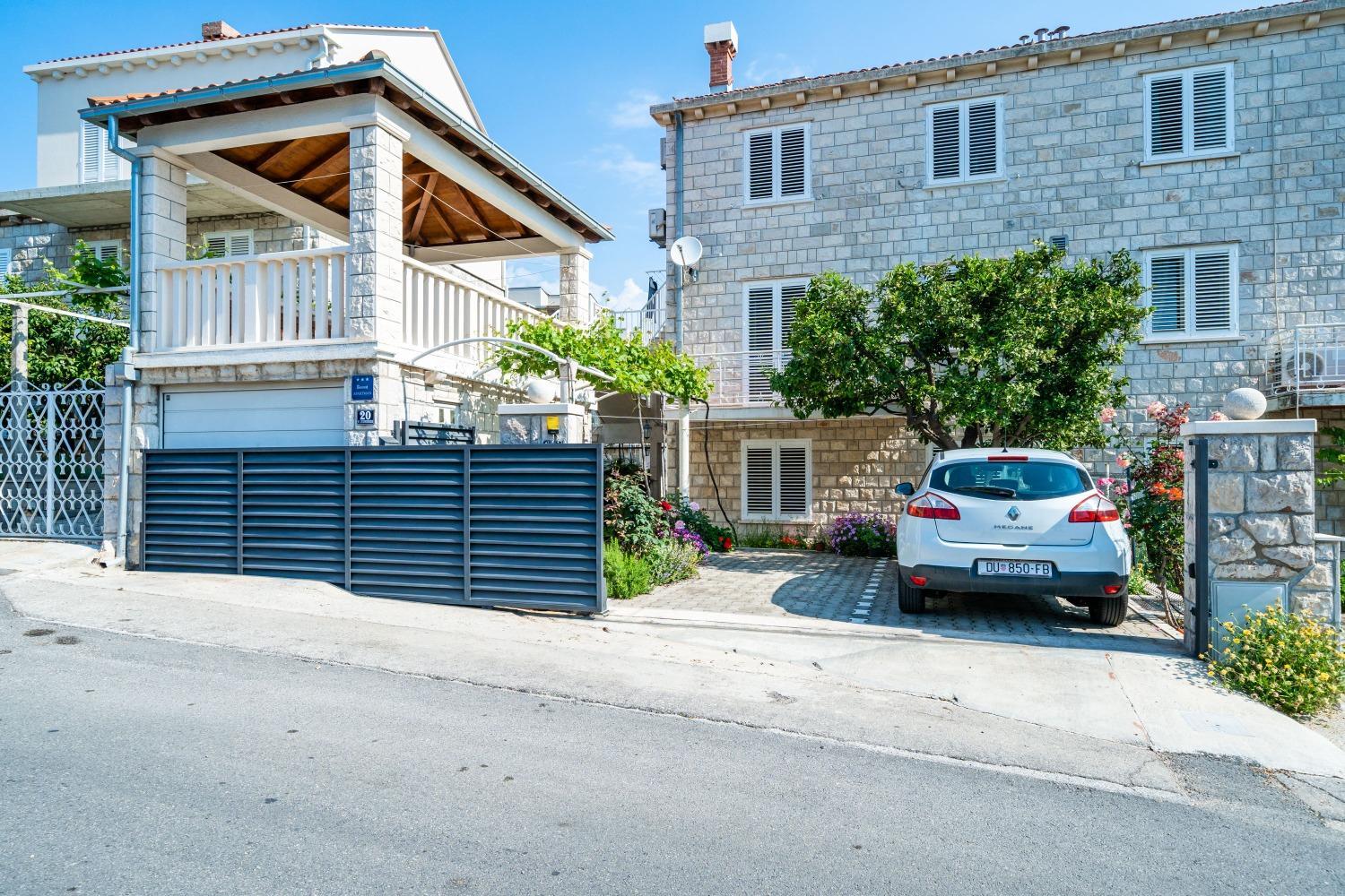 Apartments Pero - free parking