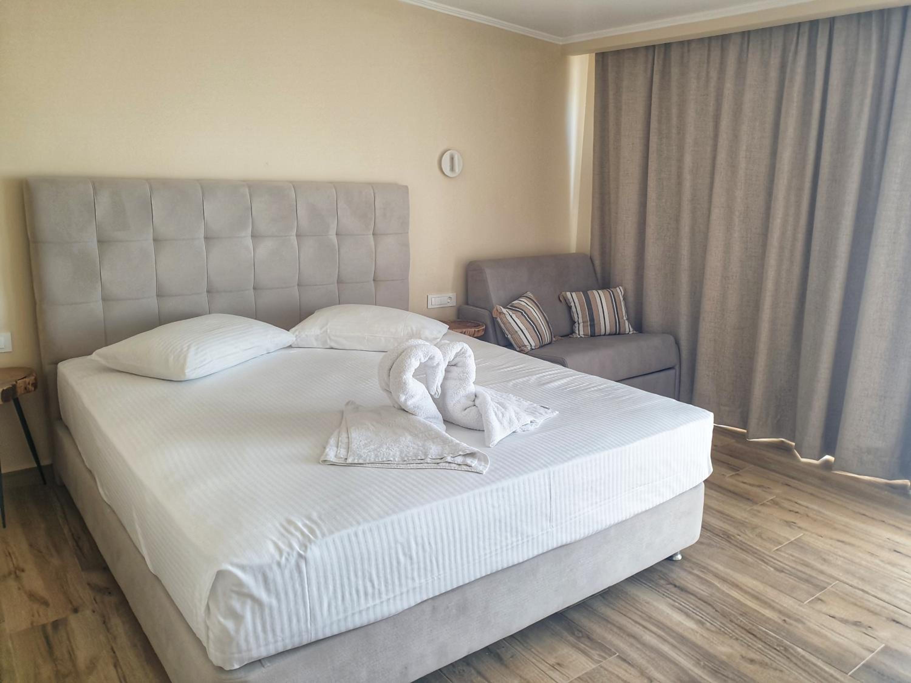 Paradise Hotel & Bar