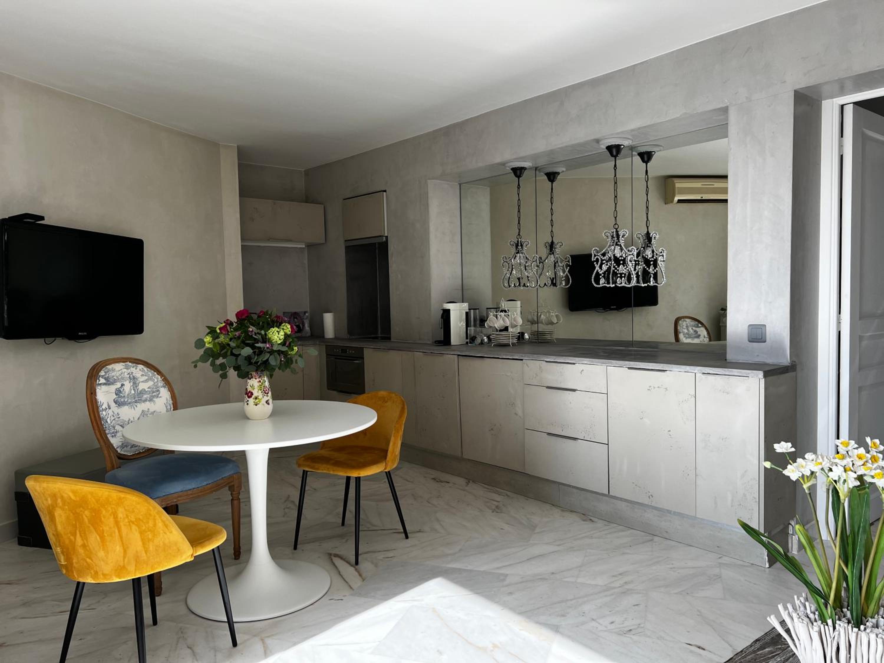 Apartment Borromees view 2