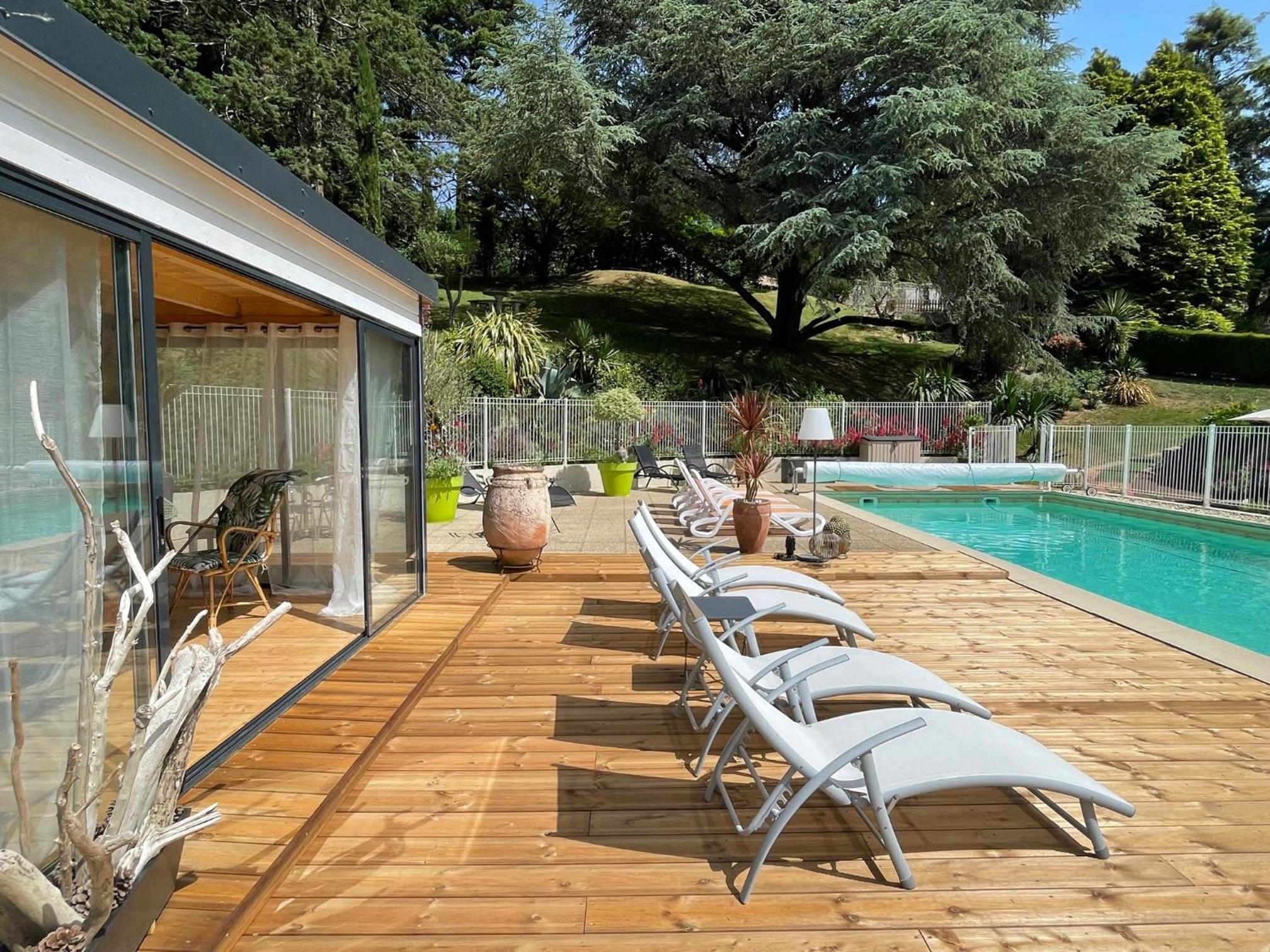 Maison d'hôtes et gîtes La Chouannerie à côté du parc du Puy du Fov view 4